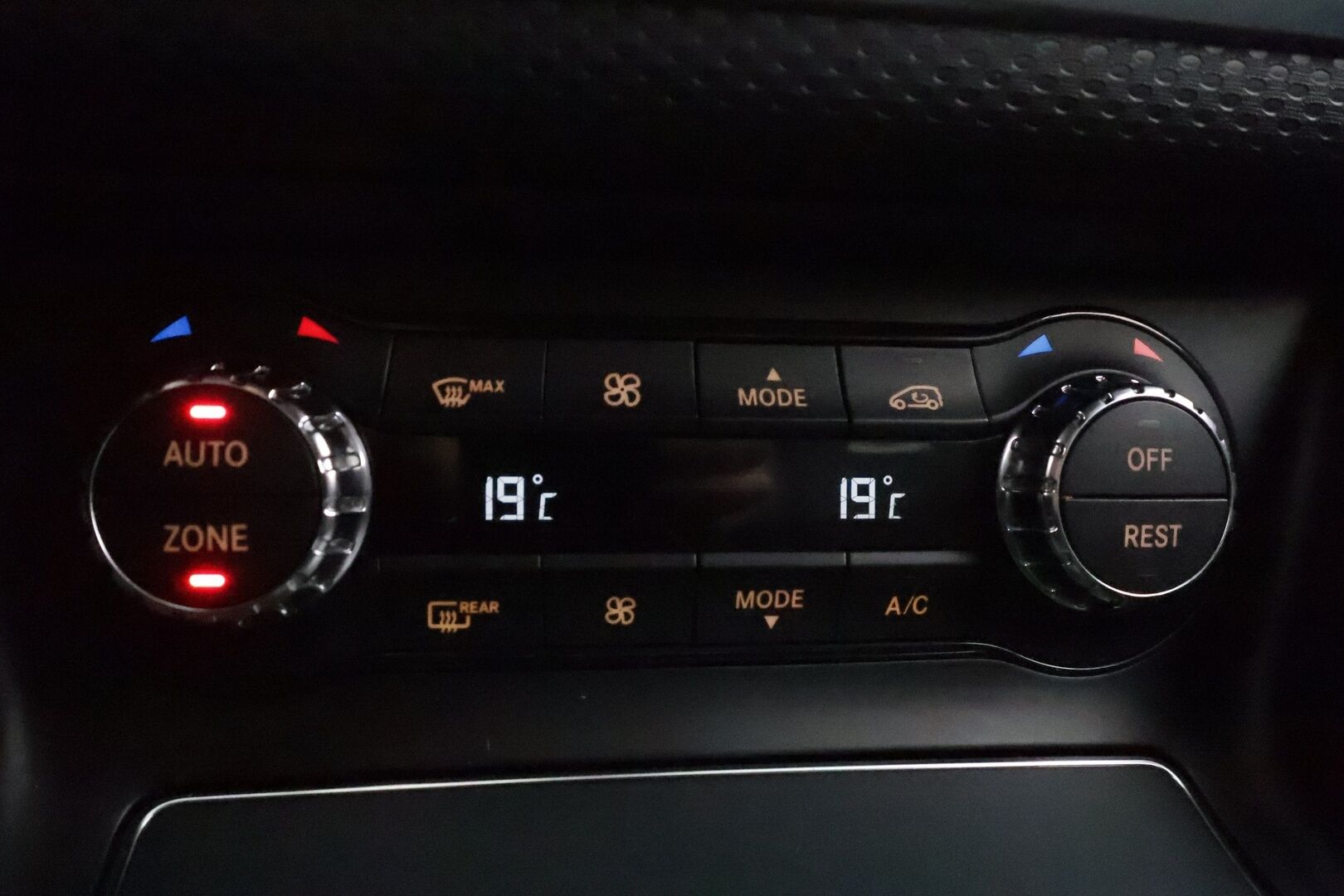 Mercedes-Benz A 2018 180 A Suomi 100 Edition - | Vakkari | Lohko | LED High Performance | P.Kamera | Puolinahat | 1.Om Suomi-auto | Kahdet Renkaat | Merkkihuollettu |