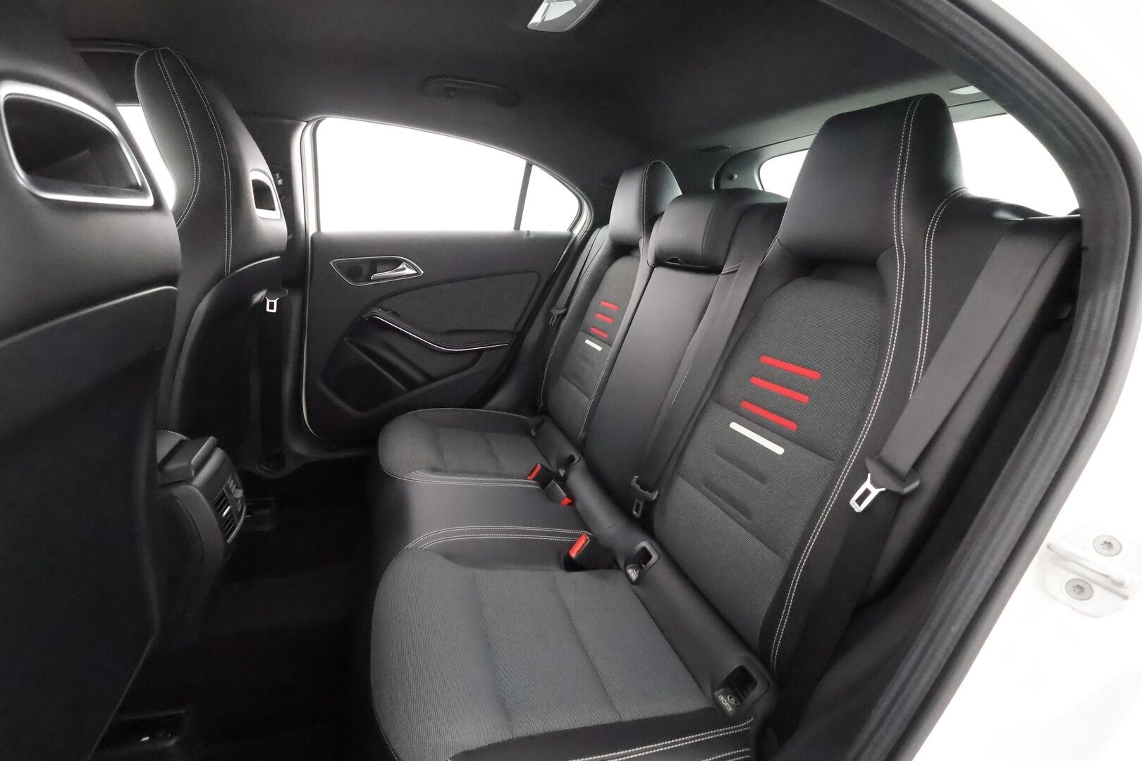 Mercedes-Benz A 2018 180 A Suomi 100 Edition - | Vakkari | Lohko | LED High Performance | P.Kamera | Puolinahat | 1.Om Suomi-auto | Kahdet Renkaat | Merkkihuollettu |