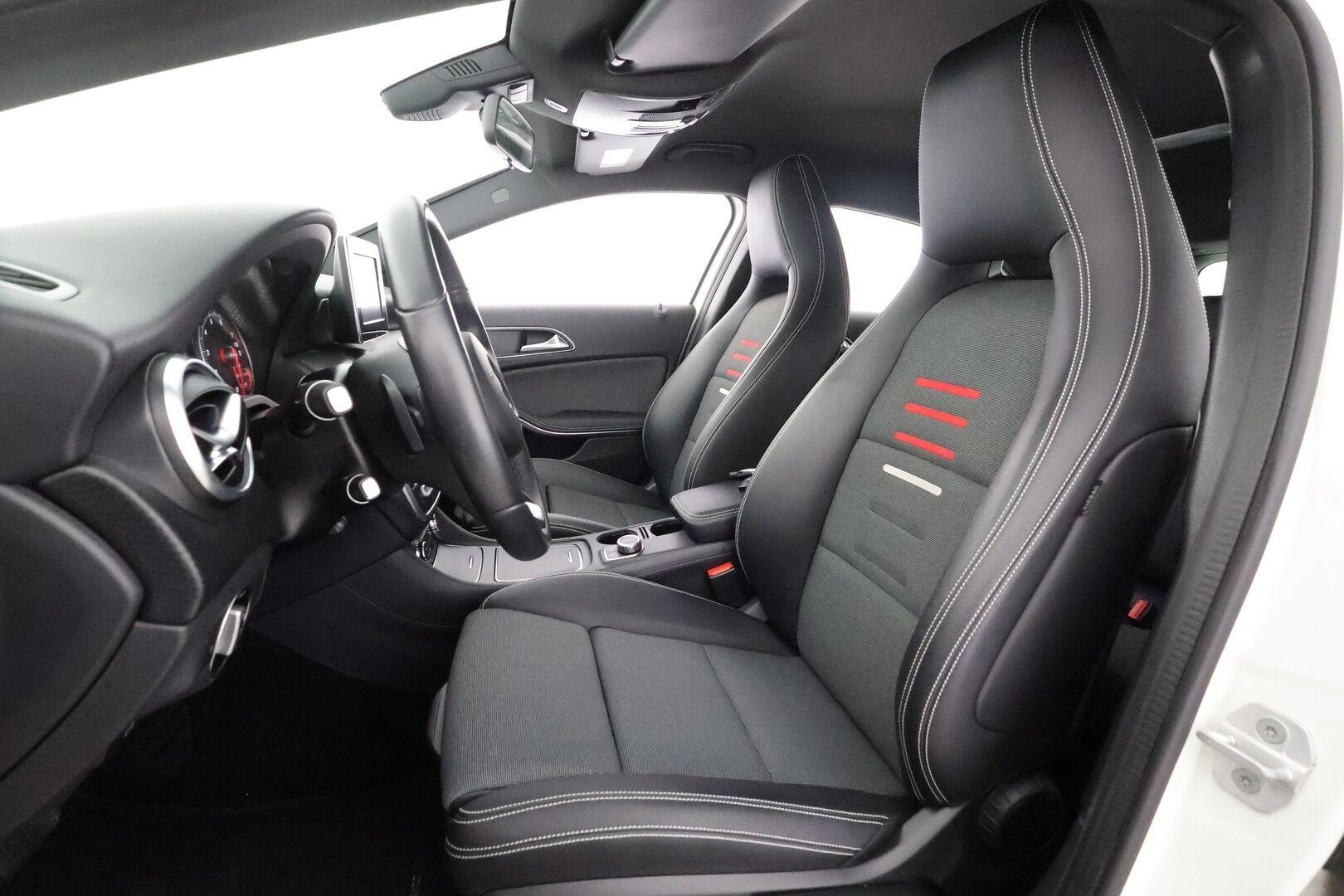 Mercedes-Benz A 2018 180 A Suomi 100 Edition - | Vakkari | Lohko | LED High Performance | P.Kamera | Puolinahat | 1.Om Suomi-auto | Kahdet Renkaat | Merkkihuollettu |