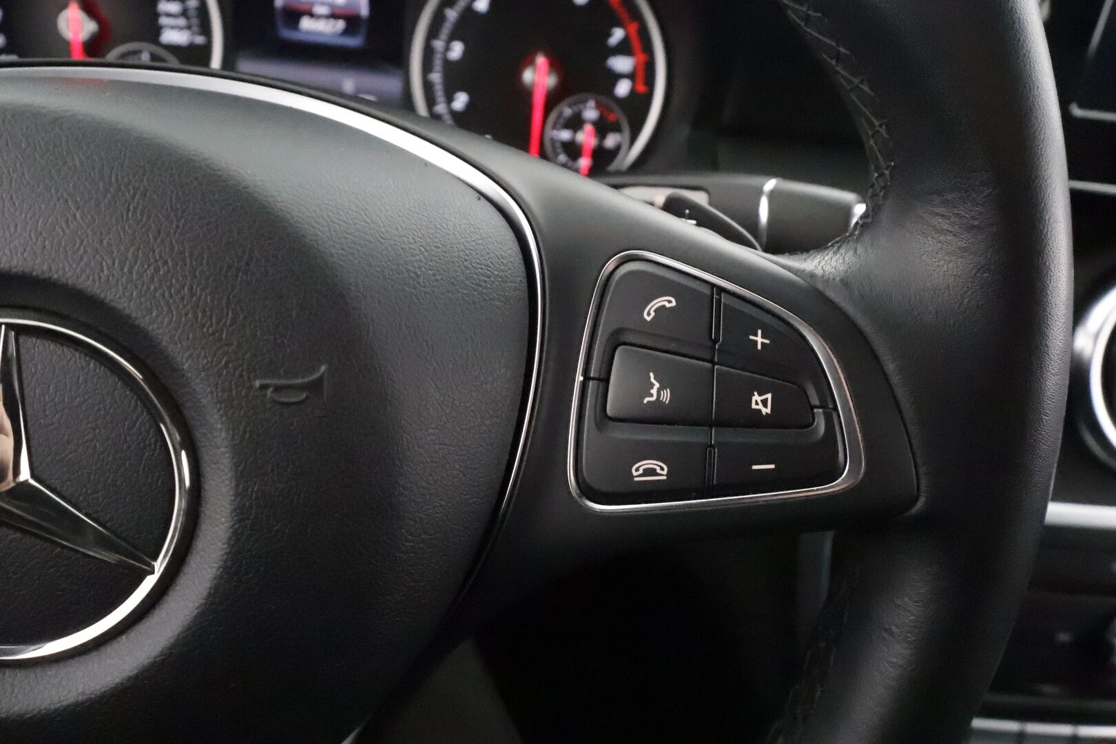 Mercedes-Benz A 2018 180 A Suomi 100 Edition - | Vakkari | Lohko | LED High Performance | P.Kamera | Puolinahat | 1.Om Suomi-auto | Kahdet Renkaat | Merkkihuollettu |