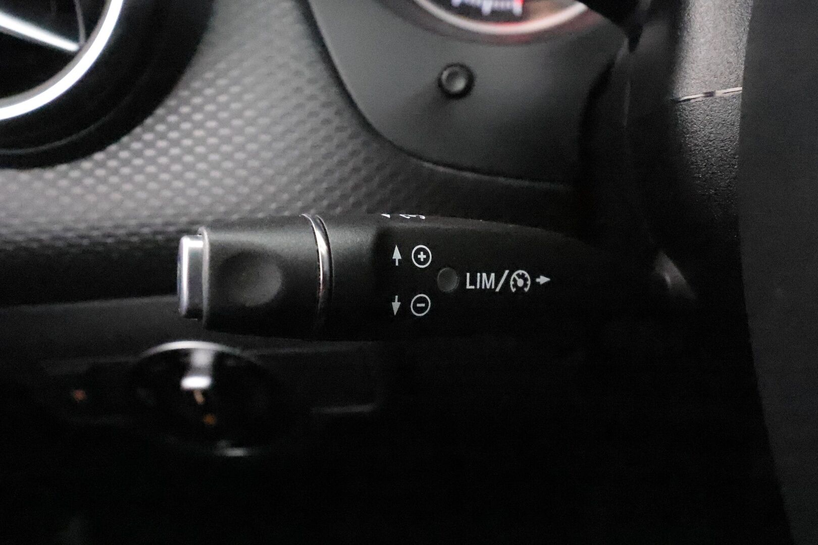 Mercedes-Benz A 2018 180 A Suomi 100 Edition - | Vakkari | Lohko | LED High Performance | P.Kamera | Puolinahat | 1.Om Suomi-auto | Kahdet Renkaat | Merkkihuollettu |