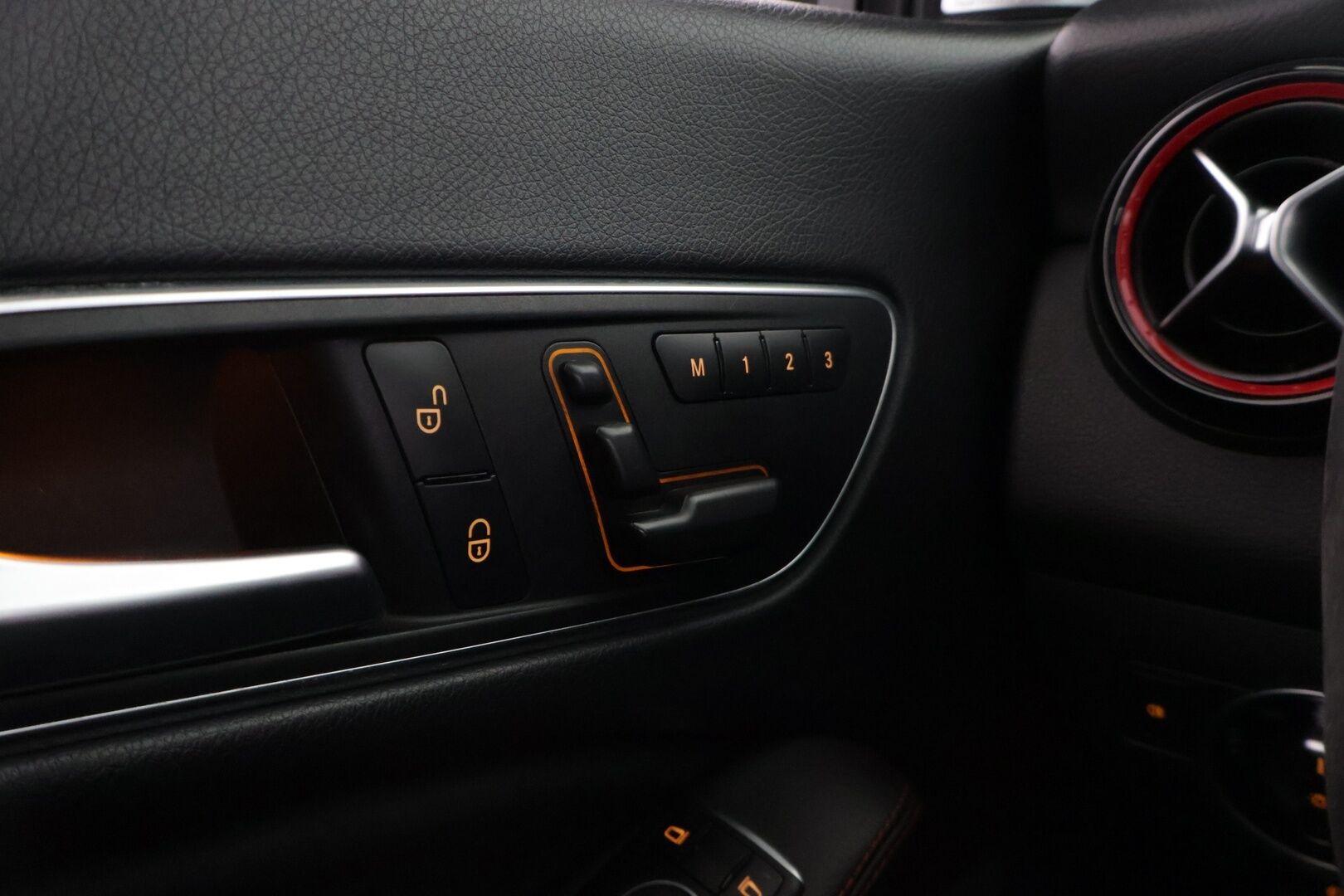 Mercedes-Benz CLA 45 AMG 2016 4MATIC Shooting Brake * Harman&Kardon / ILS / Panorama / Sport-Putkisto / Comand-Navi / Muistit / Night-paketti * - *Juuri huollettu / Upea äänimaailma / Kahdet renkaat vanteilla* - HULLUT VÄLIPÄIVÄT KORKOTARJOUS 2,49%