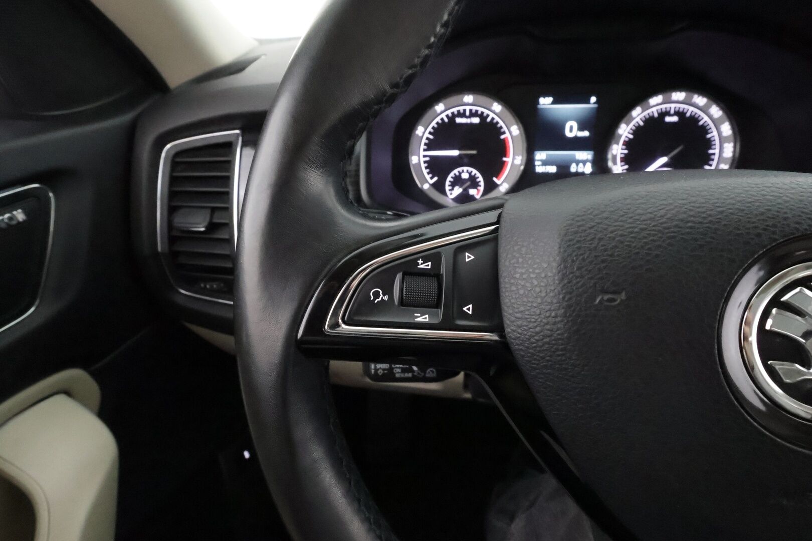 Skoda Kodiaq 2018 1,4 TSI 4x4 Style DSG * Panorama / Webasto / Koukku / ACC / LED / 360 / Canton / Muistipenkit * - Suomi-auto / Kahdet renkaat aluvanteilla