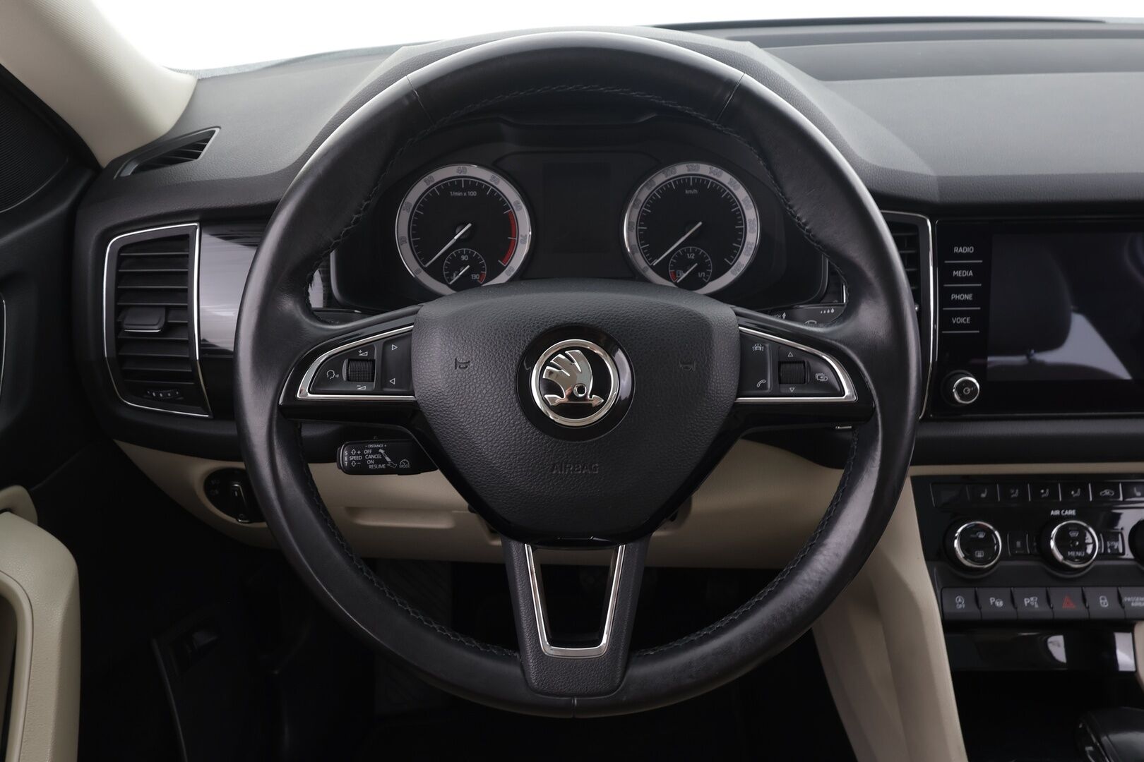 Skoda Kodiaq 2018 1,4 TSI 4x4 Style DSG * Panorama / Webasto / Koukku / ACC / LED / 360 / Canton / Muistipenkit * - Suomi-auto / Kahdet renkaat aluvanteilla