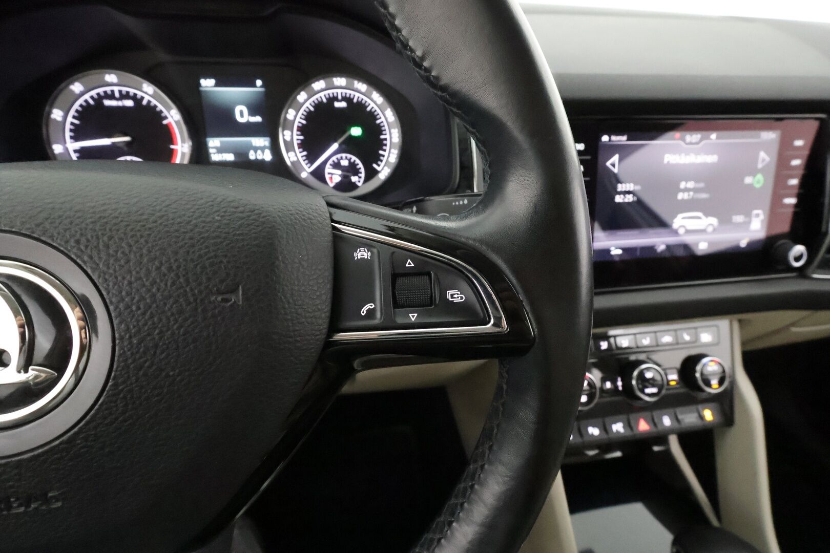 Skoda Kodiaq 2018 1,4 TSI 4x4 Style DSG * Panorama / Webasto / Koukku / ACC / LED / 360 / Canton / Muistipenkit * - Suomi-auto / Kahdet renkaat aluvanteilla