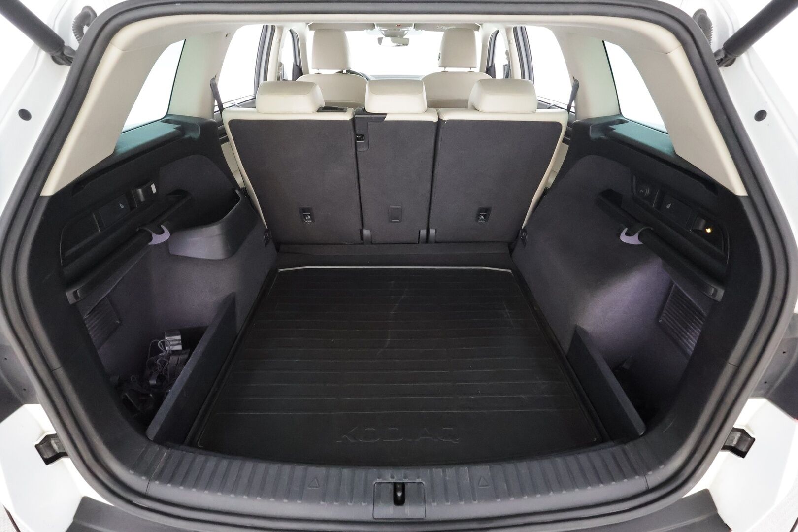 Skoda Kodiaq 2018 1,4 TSI 4x4 Style DSG * Panorama / Webasto / Koukku / ACC / LED / 360 / Canton / Muistipenkit * - Suomi-auto / Kahdet renkaat aluvanteilla