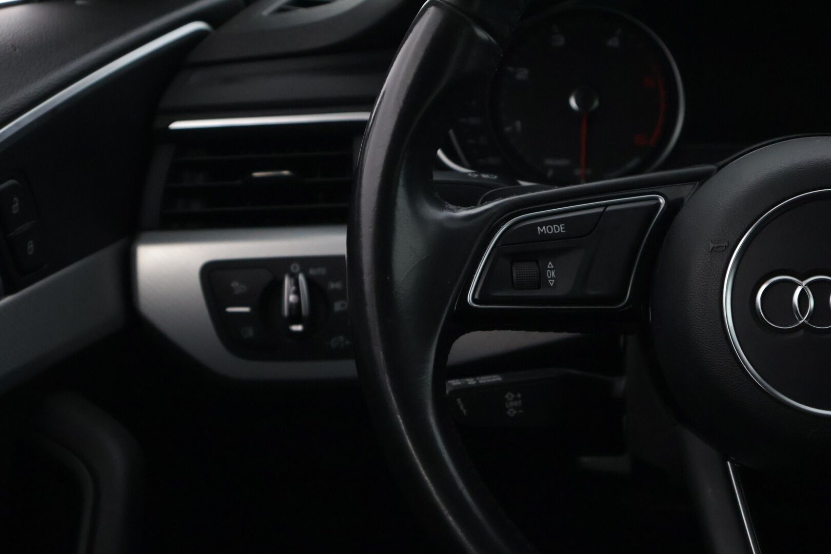 Audi A4 2016 Avant Business Sport 2,0 TDI 110 kW S tronic ** Vakkari / Tutkat / Sport-penkit / Bluetooth ** - * Siisti, vähän ajettu yksilö! / Jakohihna juuri vaihdettu! / Kaksilla renkailla! *