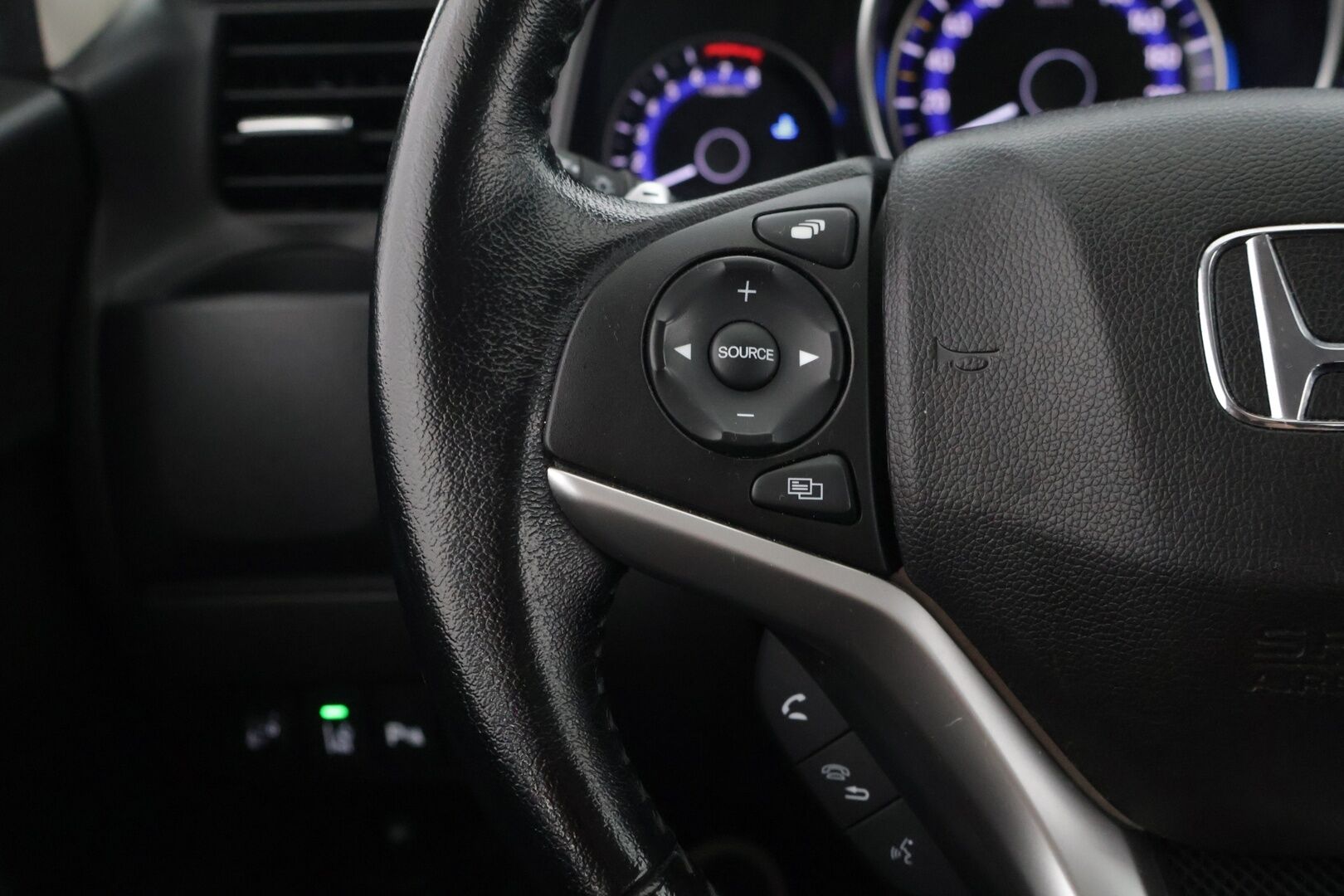 Honda Jazz 2018 5D 1,3 Elegance Navi CVT **Siisti ja vähän ajettu / Kamera / Tutkat / Vakkari** - Kahdet renkaat aluvantein / Tutkat edessä ja takana / Hyvä huoltohistoria