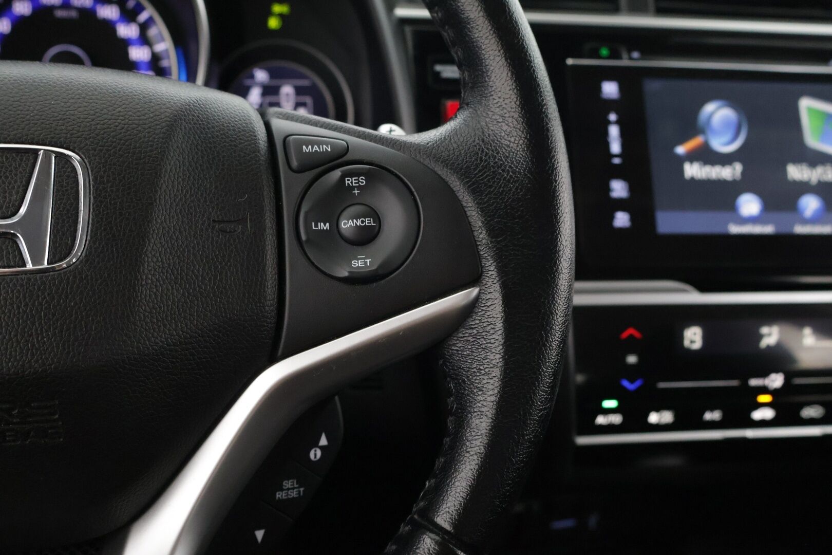 Honda Jazz 2018 5D 1,3 Elegance Navi CVT **Siisti ja vähän ajettu / Kamera / Tutkat / Vakkari** - Kahdet renkaat aluvantein / Tutkat edessä ja takana / Hyvä huoltohistoria