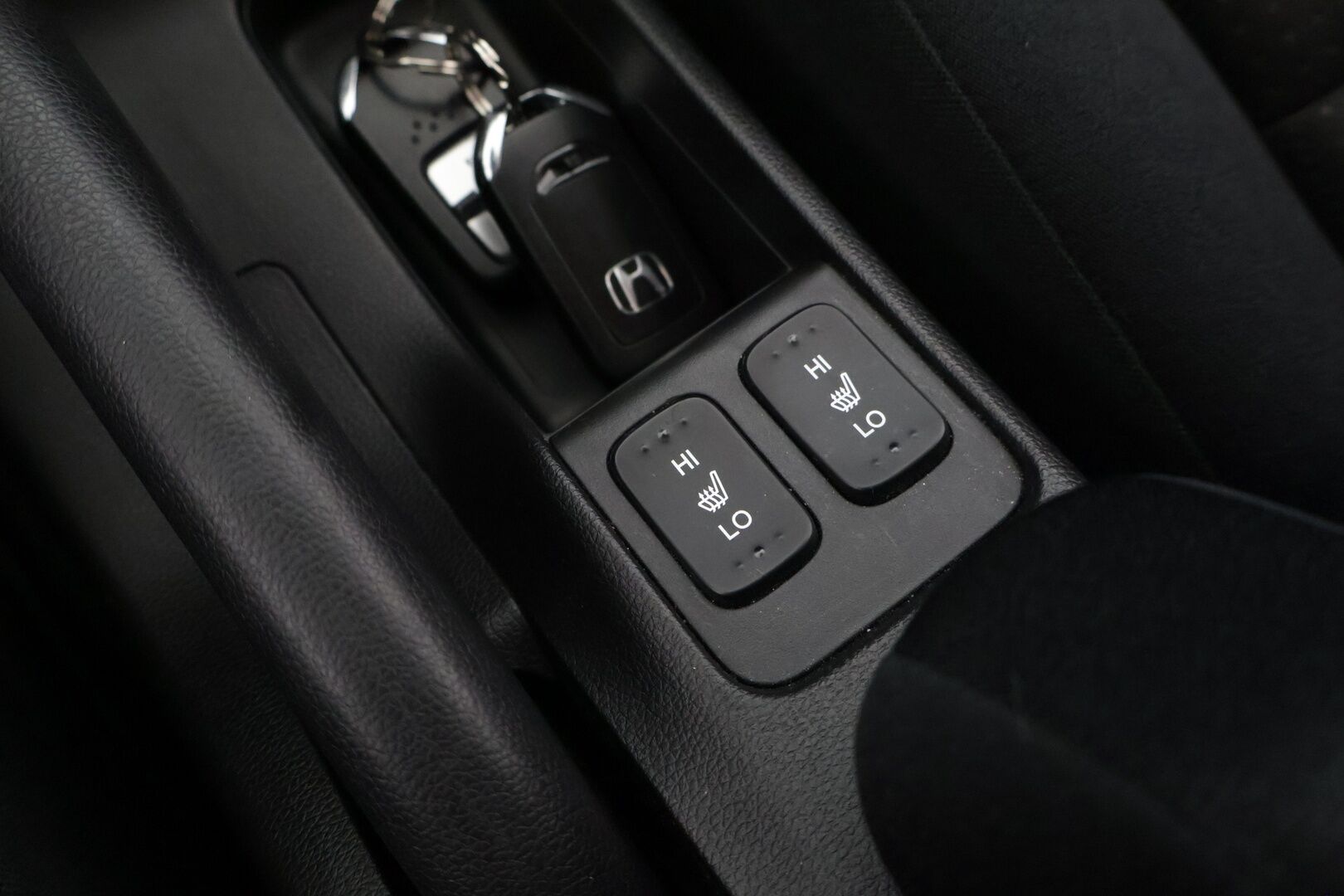 Honda Jazz 2018 5D 1,3 Elegance Navi CVT **Siisti ja vähän ajettu / Kamera / Tutkat / Vakkari** - Kahdet renkaat aluvantein / Tutkat edessä ja takana / Hyvä huoltohistoria