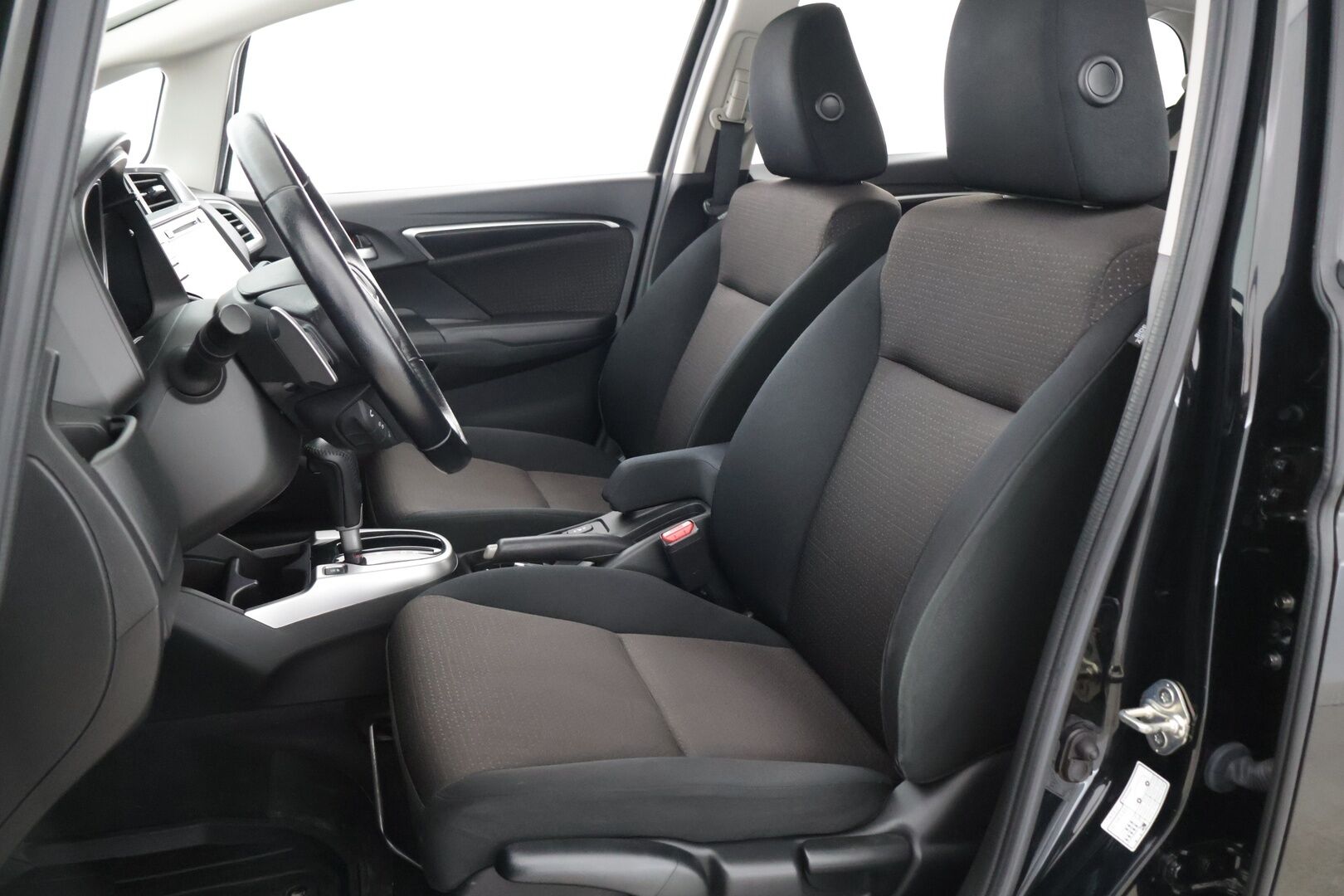 Honda Jazz 2018 5D 1,3 Elegance Navi CVT **Siisti ja vähän ajettu / Kamera / Tutkat / Vakkari** - Kahdet renkaat aluvantein / Tutkat edessä ja takana / Hyvä huoltohistoria