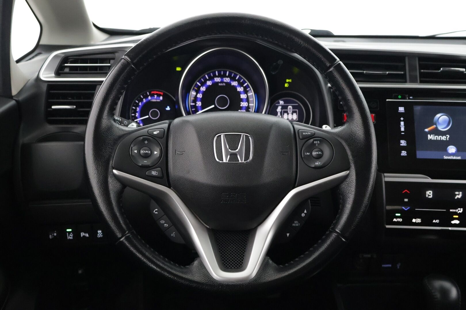 Honda Jazz 2018 5D 1,3 Elegance Navi CVT **Siisti ja vähän ajettu / Kamera / Tutkat / Vakkari** - Kahdet renkaat aluvantein / Tutkat edessä ja takana / Hyvä huoltohistoria