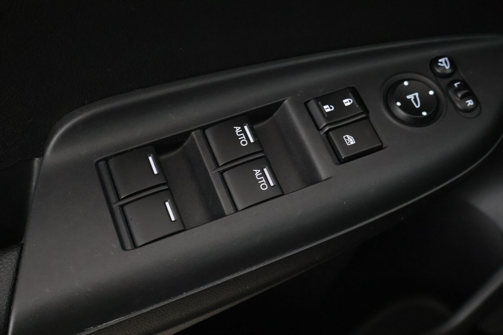 Honda Jazz 2018 5D 1,3 Elegance Navi CVT **Siisti ja vähän ajettu / Kamera / Tutkat / Vakkari** - Kahdet renkaat aluvantein / Tutkat edessä ja takana / Hyvä huoltohistoria