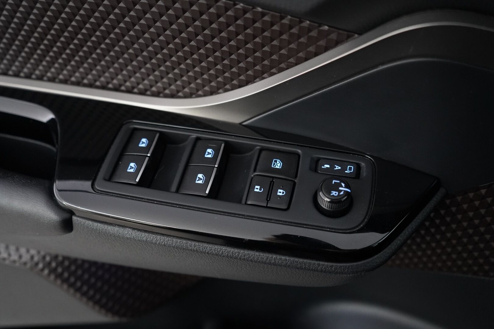 Toyota C-HR 2018 1.8 Hybrid Premium * ACC / Peruutuskamera / Puolinahkasisusta / Lohkolämmitin * - Suomi-auto / Merkkiliikkeen huoltohistoria / Katsastettu 8/25