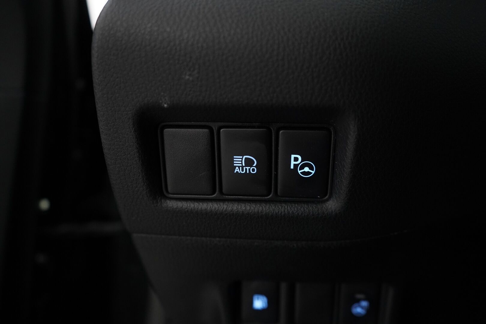 Toyota C-HR 2018 1.8 Hybrid Premium * ACC / Peruutuskamera / Puolinahkasisusta / Lohkolämmitin * - Suomi-auto / Merkkiliikkeen huoltohistoria / Katsastettu 8/25
