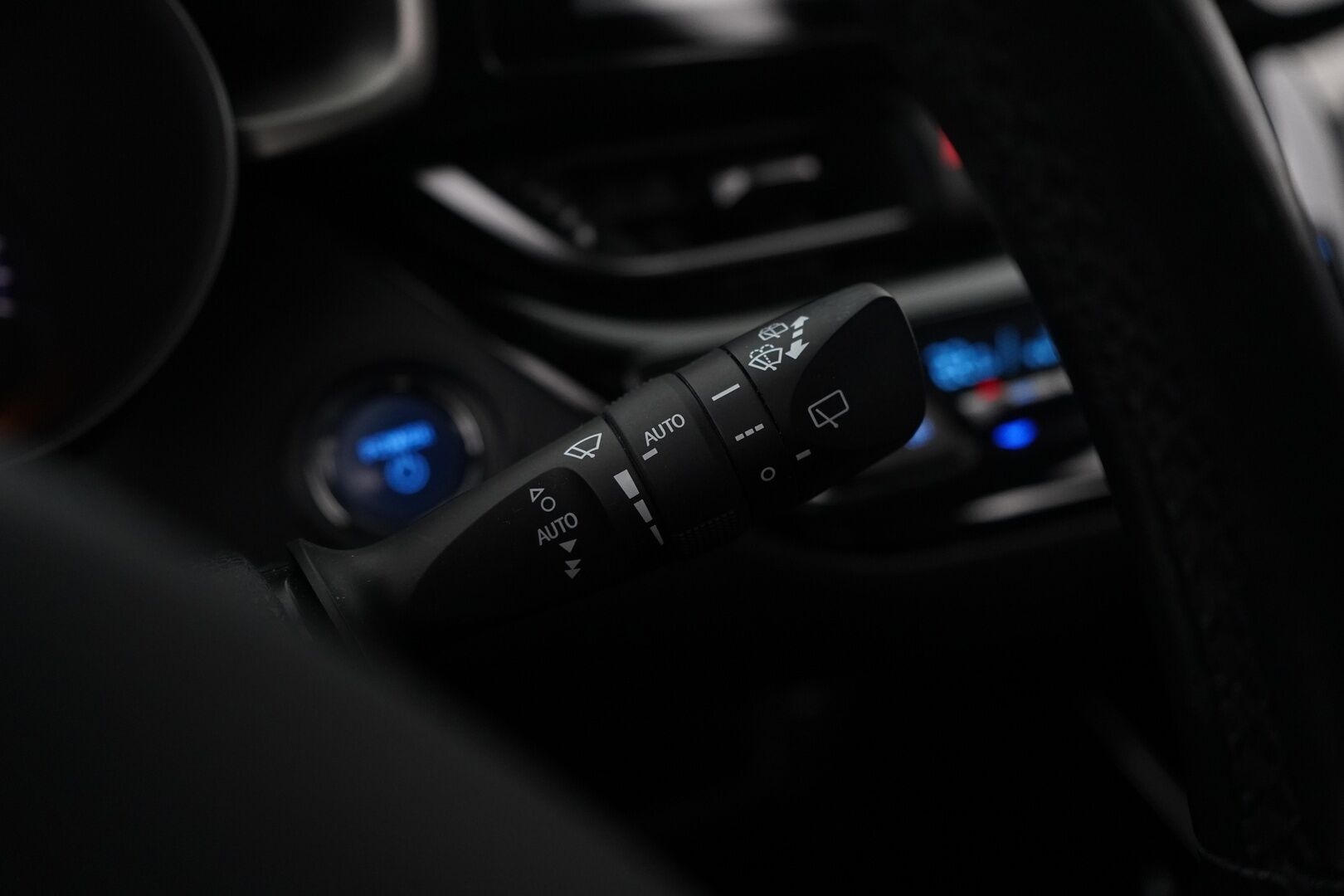Toyota C-HR 2018 1.8 Hybrid Premium * ACC / Peruutuskamera / Puolinahkasisusta / Lohkolämmitin * - Suomi-auto / Merkkiliikkeen huoltohistoria / Katsastettu 8/25