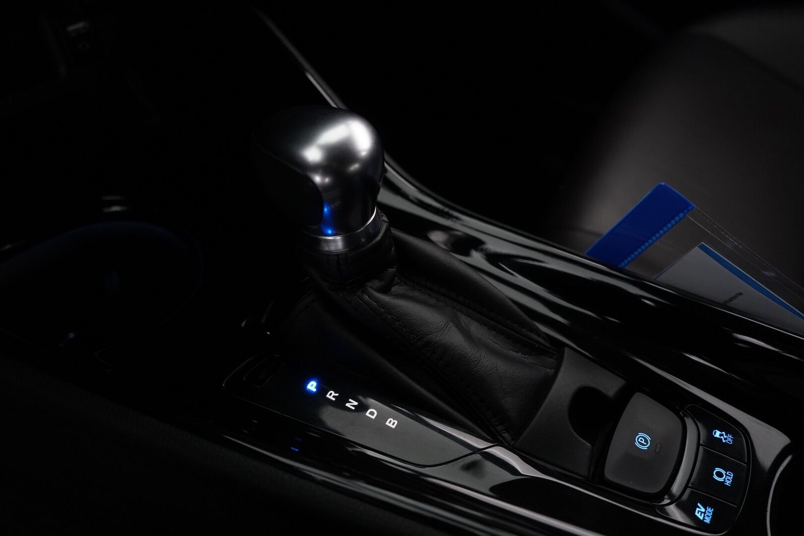 Toyota C-HR 2018 1.8 Hybrid Premium * ACC / Peruutuskamera / Puolinahkasisusta / Lohkolämmitin * - Suomi-auto / Merkkiliikkeen huoltohistoria / Katsastettu 8/25