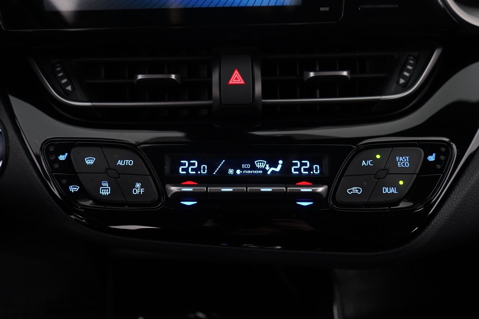 Toyota C-HR 2018 1.8 Hybrid Premium * ACC / Peruutuskamera / Puolinahkasisusta / Lohkolämmitin * - Suomi-auto / Merkkiliikkeen huoltohistoria / Katsastettu 8/25