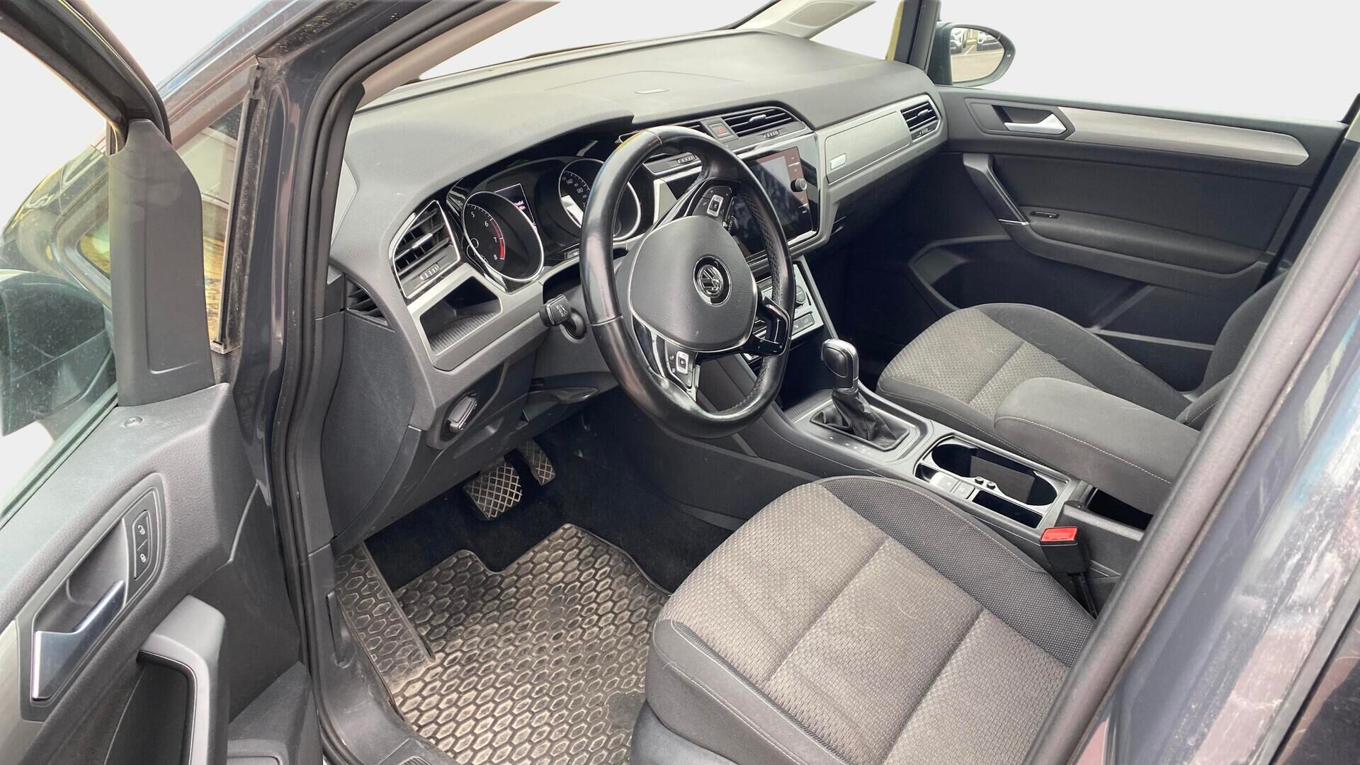 Volkswagen Touran 2018 Comfortline 1,4 TSI 110 kW (150 hv) DSG-automaatti - 7-paikkainen / Webasto / Adapt.vakkari / Vetokoukku / Navi / Sähköluukku / LED / Juuri saapunut / Tulossa myyntiin!
