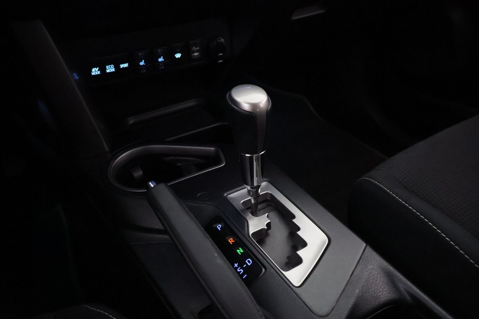 Toyota RAV4 2018 2,5 Hybrid FWD Active - Webasto / Adapt.Vakkari / P.kamera / Vetokoukku / Lohko&Sisä / Lämm.Tuulilasi / Keyless / Navi / Suomiauto