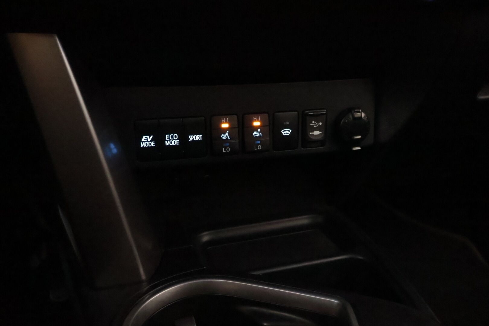 Toyota RAV4 2018 2,5 Hybrid FWD Active - Webasto / Adapt.Vakkari / P.kamera / Vetokoukku / Lohko&Sisä / Lämm.Tuulilasi / Keyless / Navi / Suomiauto