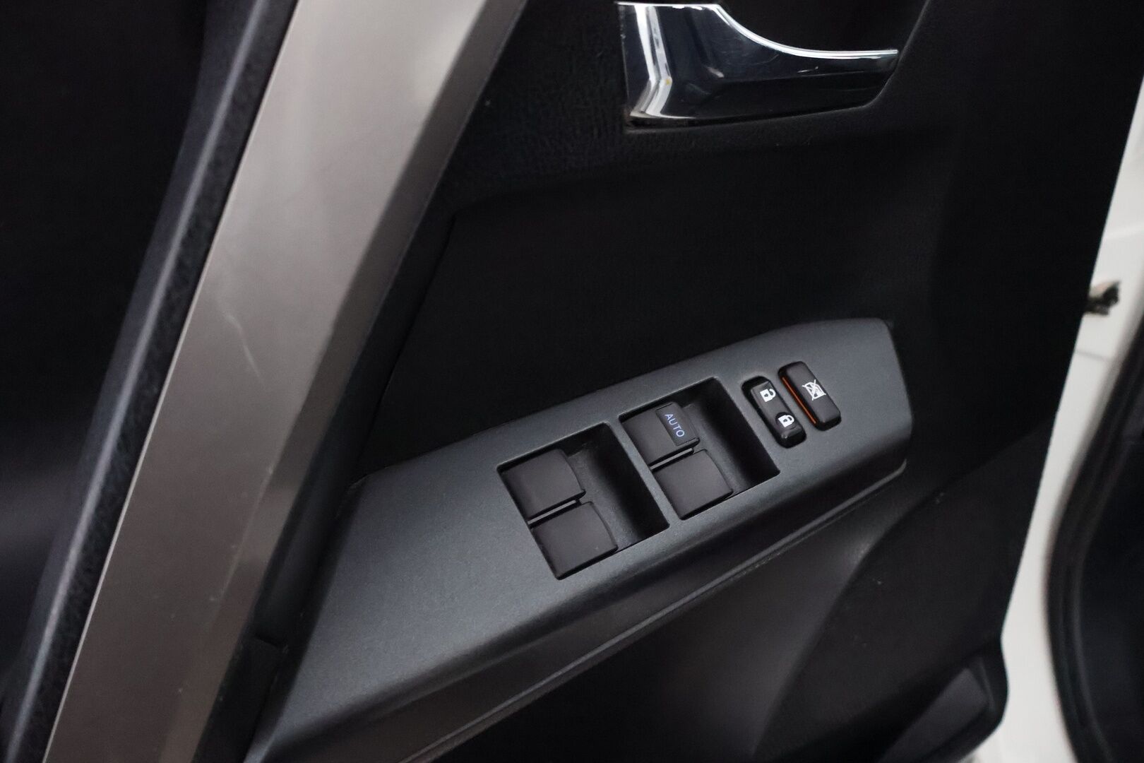 Toyota RAV4 2018 2,5 Hybrid FWD Active - Webasto / Adapt.Vakkari / P.kamera / Vetokoukku / Lohko&Sisä / Lämm.Tuulilasi / Keyless / Navi / Suomiauto