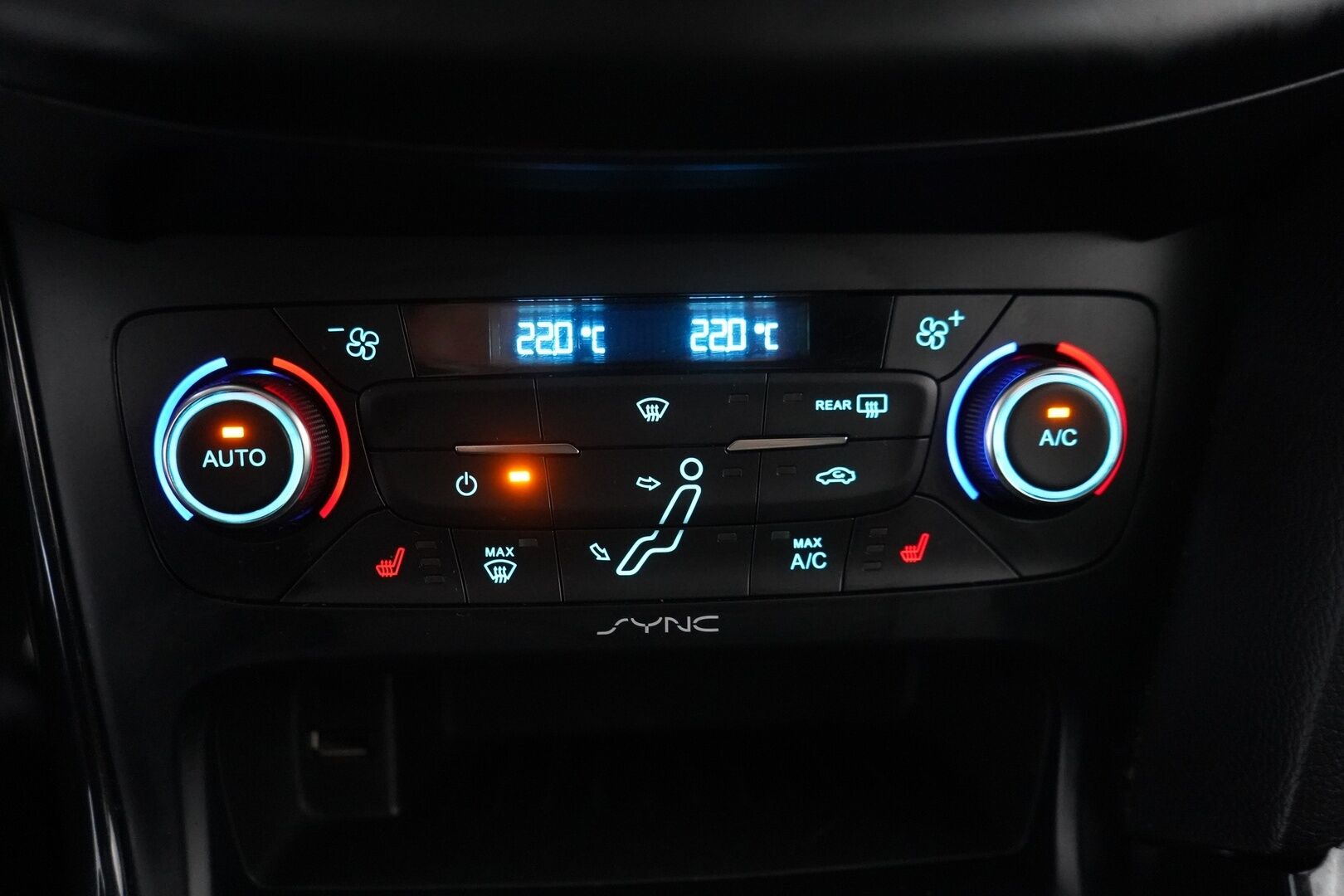 Ford Focus 2015 2,0 TDCi 150 hv Start/Stop PowerShift A6 Titanium Business Wagon *YritysOutlet - Myydään vain yrityksille* - YritysOutlet - Myydään vain yrityksille | Vakkari | Lohko | Tutkat | Puolinahat | Bluetooth | Kahdet Fordin vanteet | Särmä huoltohistoria!