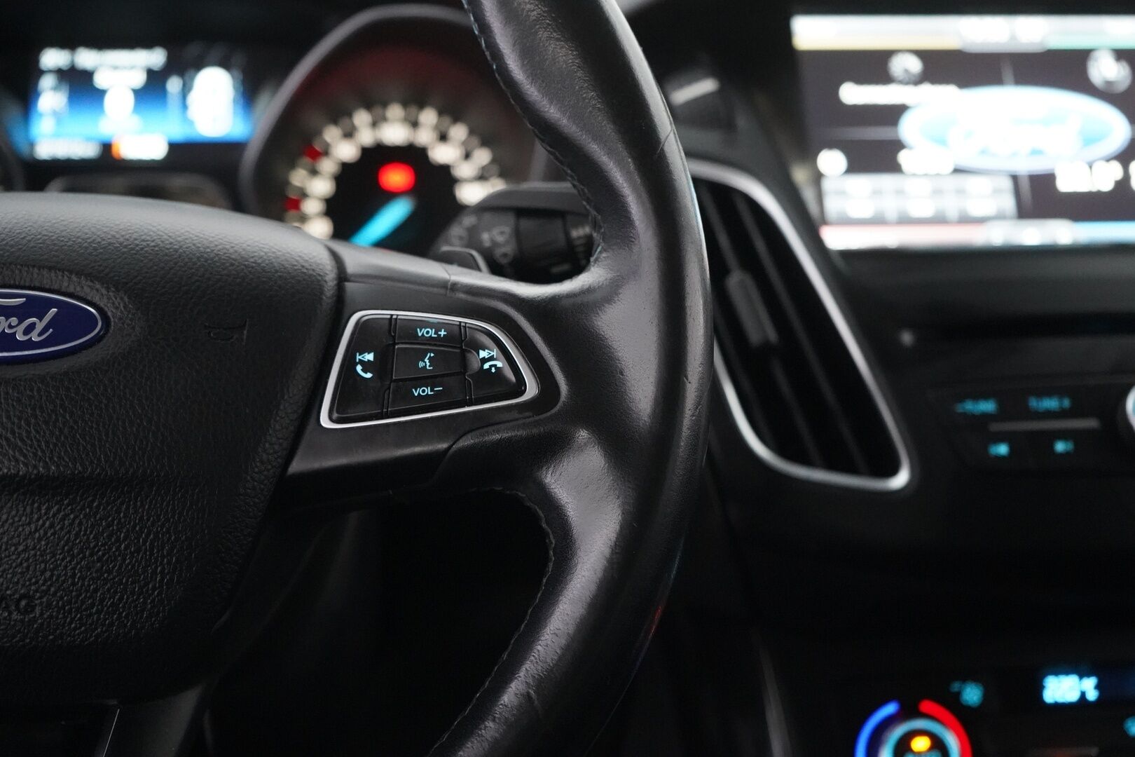 Ford Focus 2015 2,0 TDCi 150 hv Start/Stop PowerShift A6 Titanium Business Wagon *YritysOutlet - Myydään vain yrityksille* - YritysOutlet - Myydään vain yrityksille | Vakkari | Lohko | Tutkat | Puolinahat | Bluetooth | Kahdet Fordin vanteet | Särmä huoltohistoria!