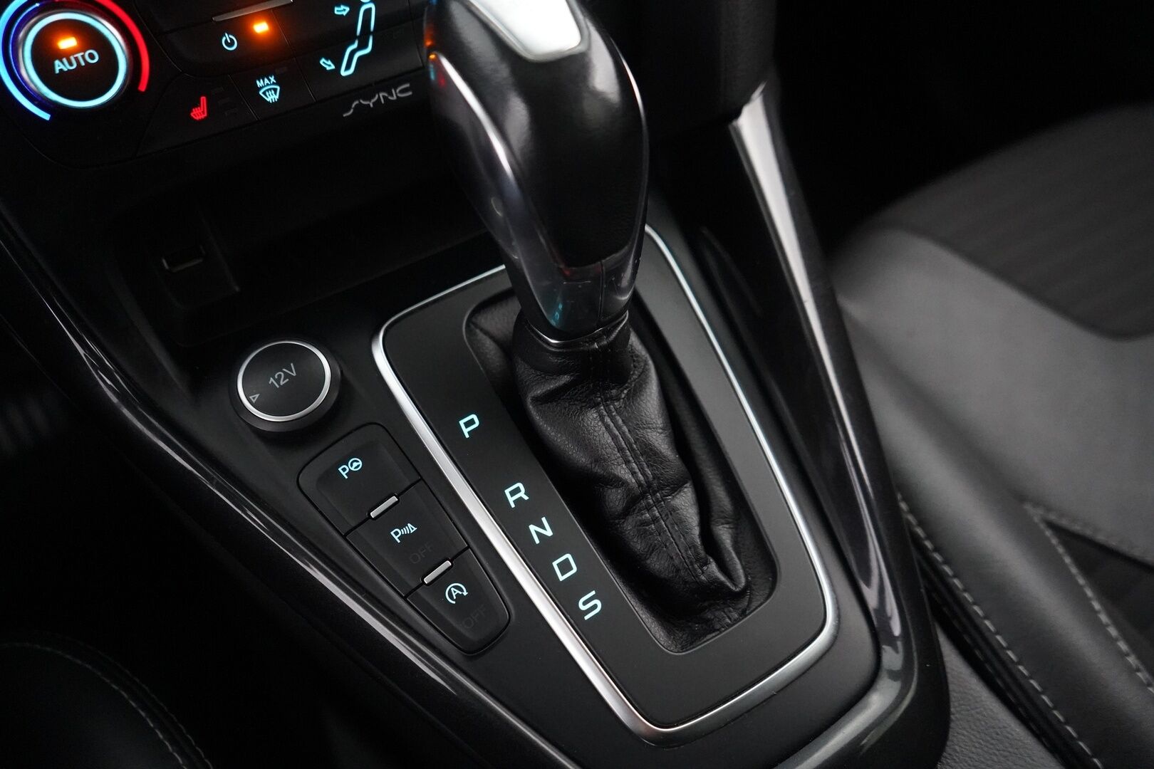 Ford Focus 2015 2,0 TDCi 150 hv Start/Stop PowerShift A6 Titanium Business Wagon *YritysOutlet - Myydään vain yrityksille* - YritysOutlet - Myydään vain yrityksille | Vakkari | Lohko | Tutkat | Puolinahat | Bluetooth | Kahdet Fordin vanteet | Särmä huoltohistoria!