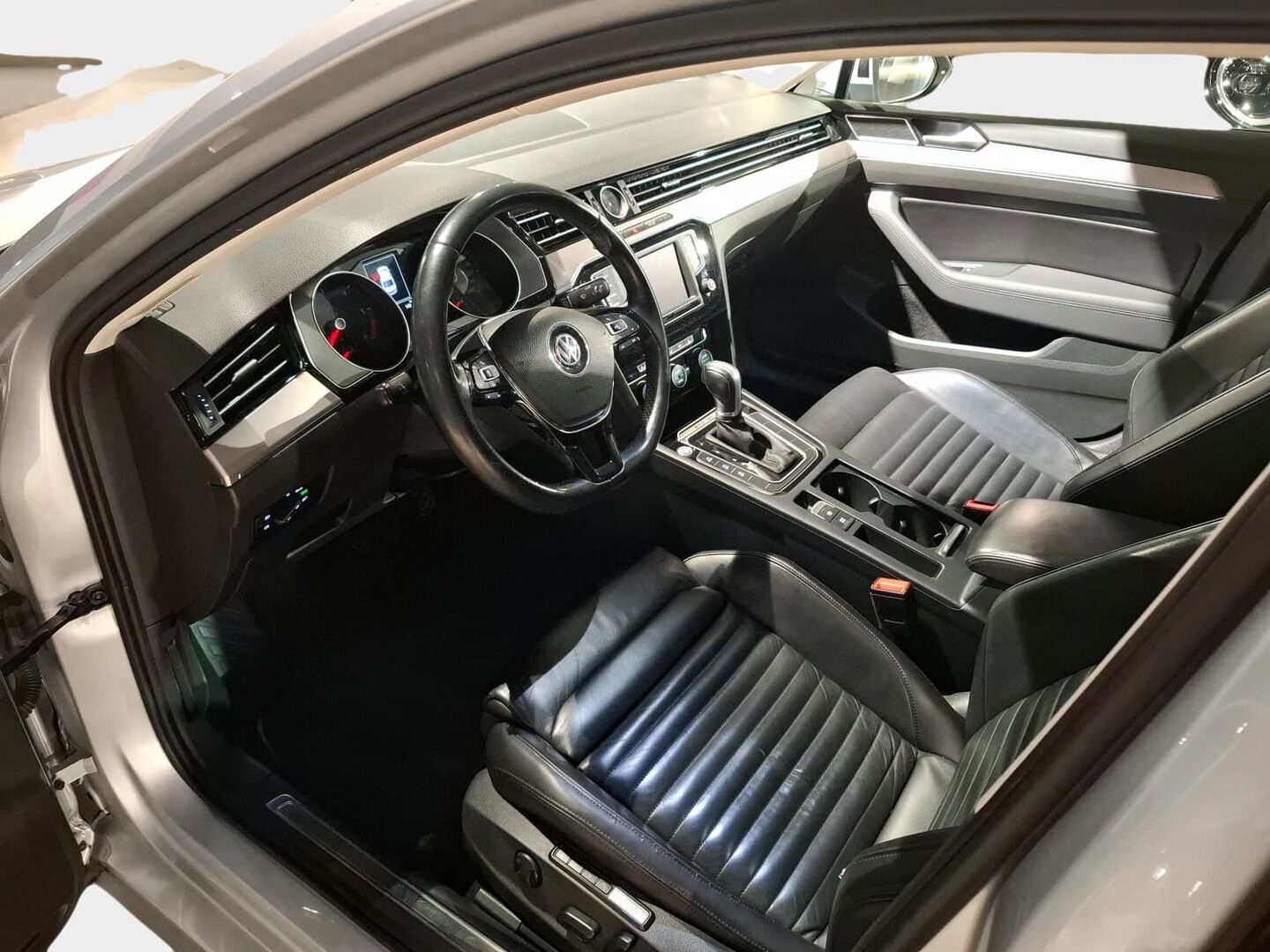 Volkswagen Passat 2015 Sedan Highline 2,0 TDI Biturbo 176 kW (240 hv) 4MOTION DSG *Webasto / ACC / LED / BLIS / Navi / Keyless Go / Park Pilot* - *Särmä huoltohistoria / Kahdet renkaat / Jakohihna juuri vaihdettu*