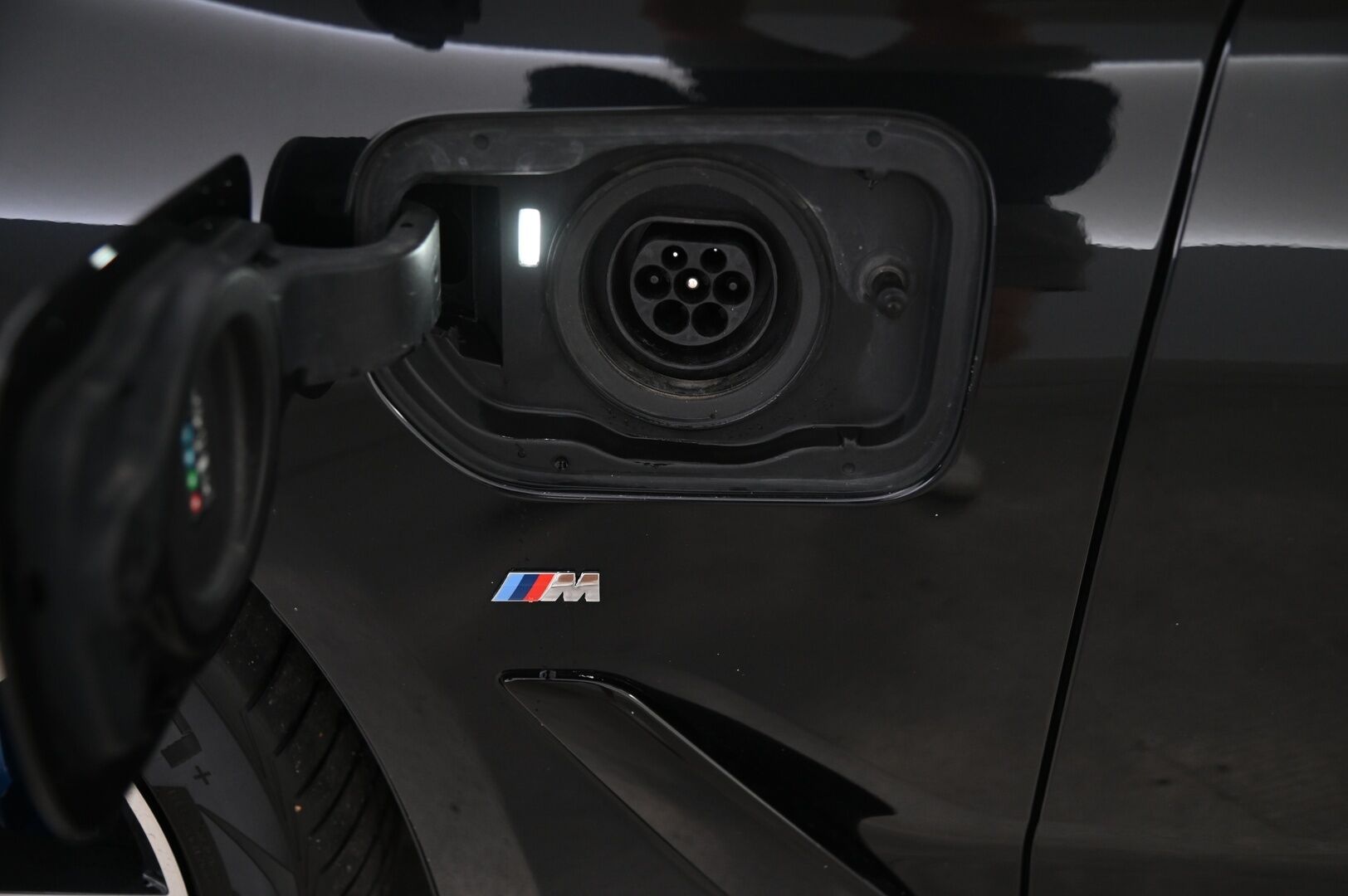 BMW 530 2018 G30 Sedan M-Sport*Hifit / Kattoluukku / Myydään Huutokaupat.com* - *Myydään Huutokaupat.com /2x renkaat & alut*