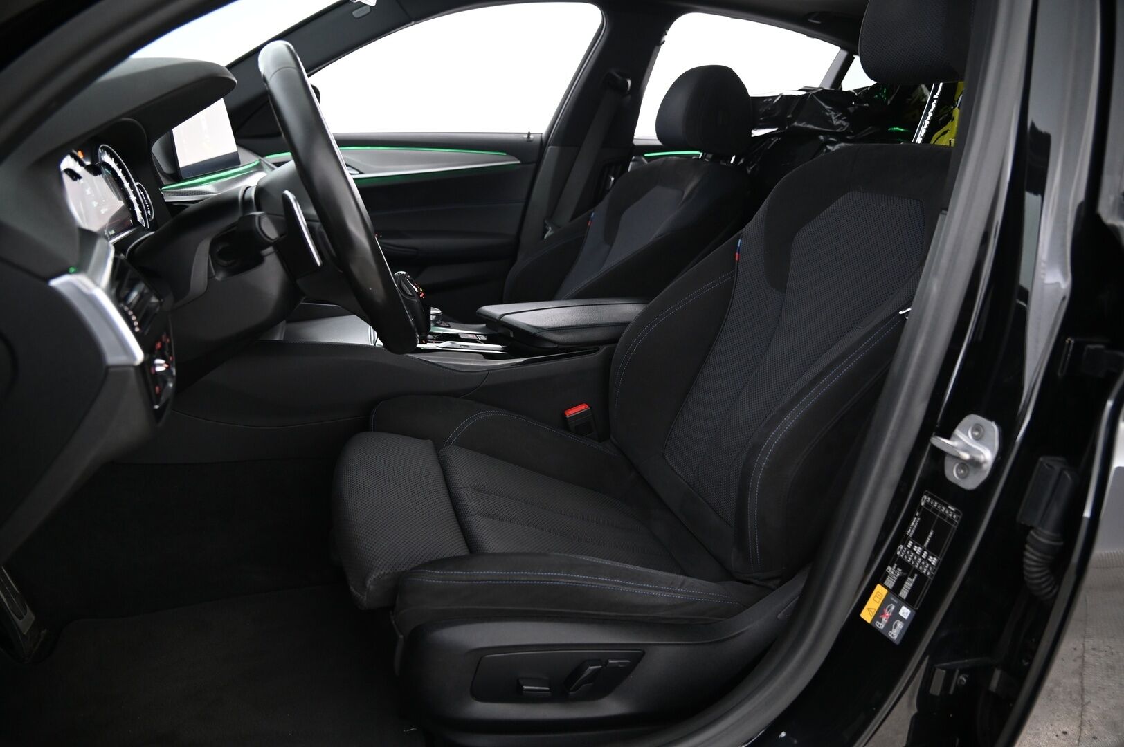 BMW 530 2018 G30 Sedan M-Sport*Hifit / Kattoluukku / Myydään Huutokaupat.com* - *Myydään Huutokaupat.com /2x renkaat & alut*