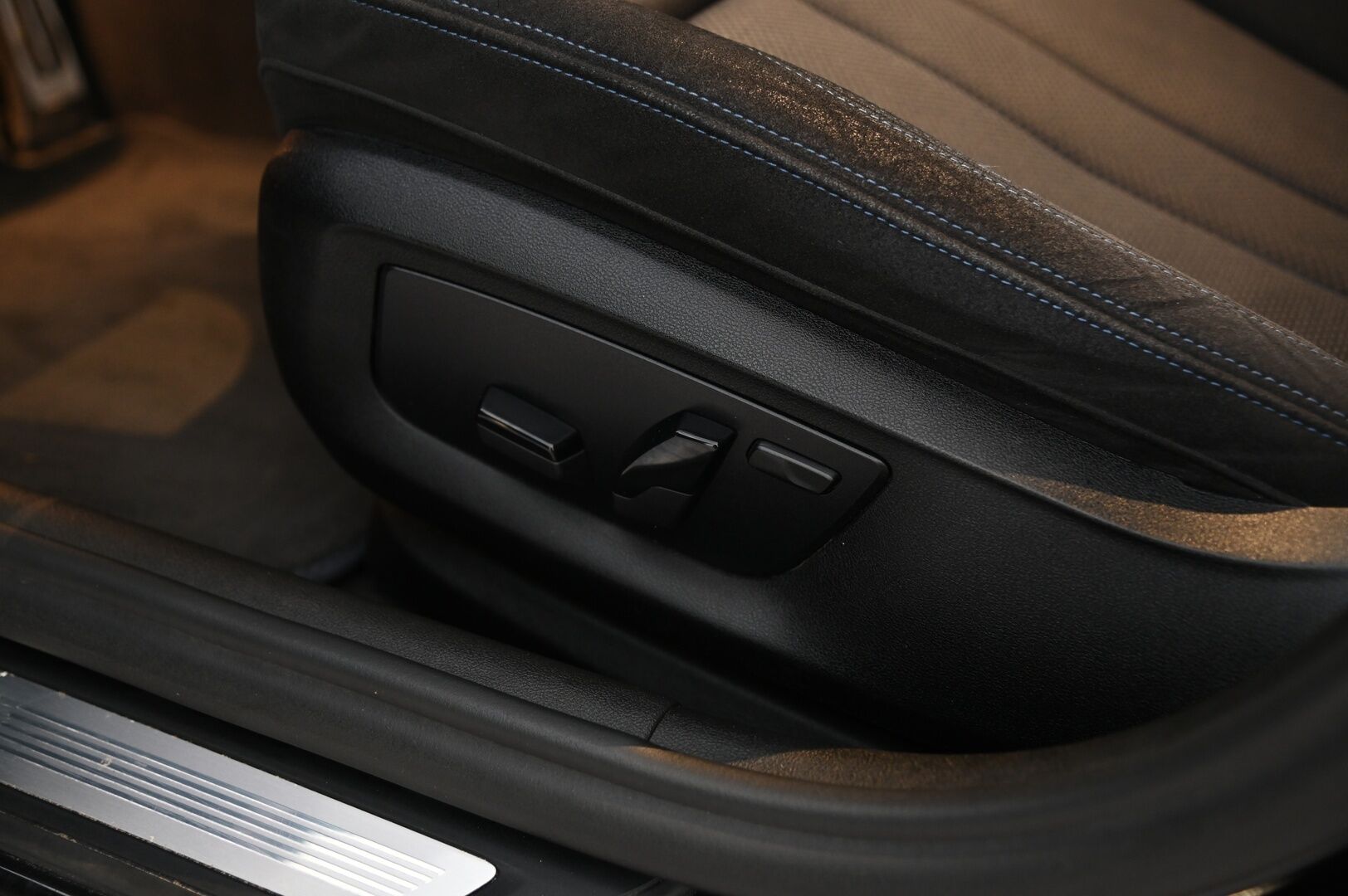 BMW 530 2018 G30 Sedan M-Sport*Hifit / Kattoluukku / Myydään Huutokaupat.com* - *Myydään Huutokaupat.com /2x renkaat & alut*