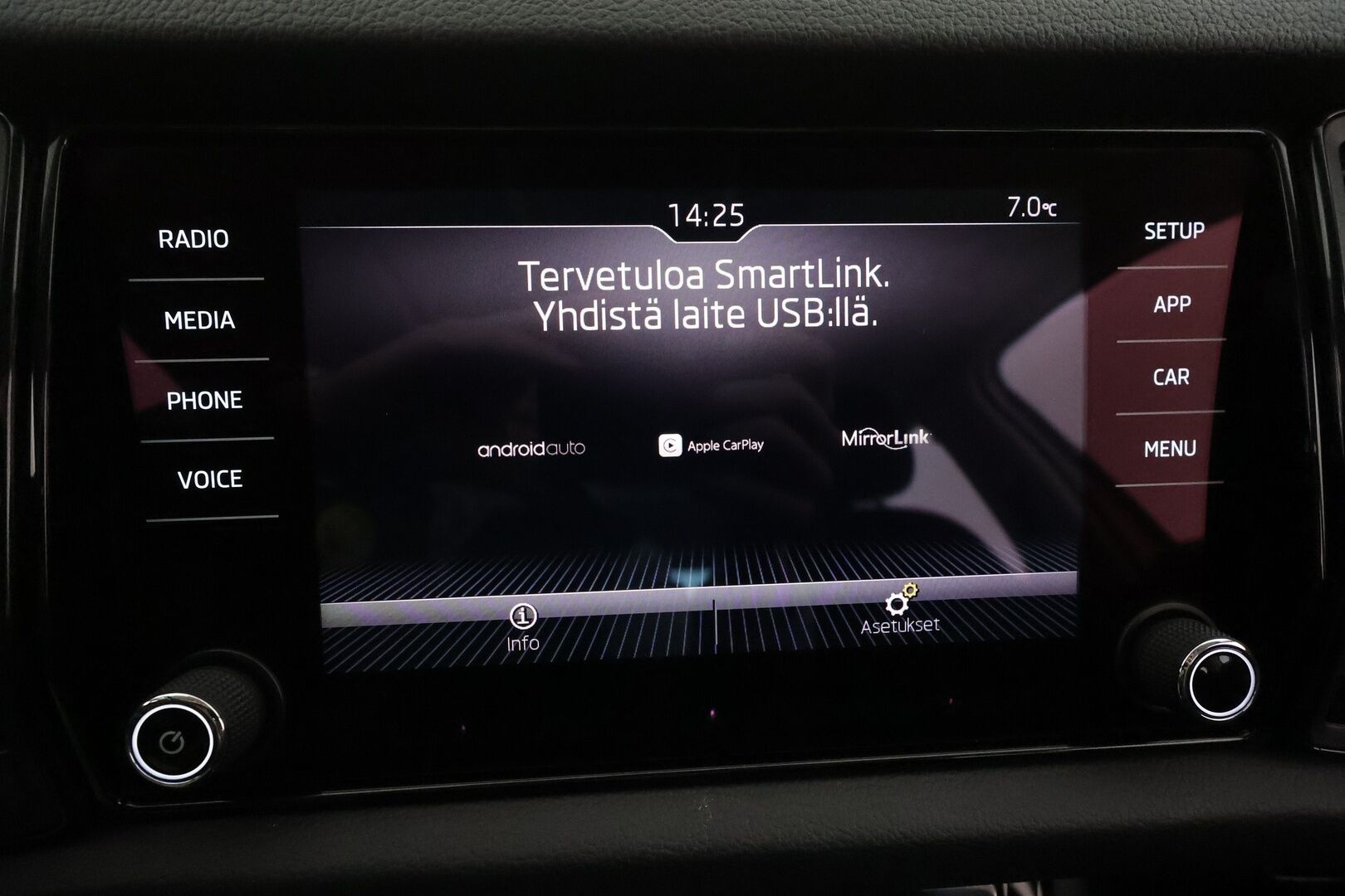 Skoda Kodiaq 2018 2,0 TDI 150 Active DSG Autom. **Panorama / koukku / Webasto / P. tutka / Vakkari / AC / Apple&Android / 2x Renkaat**
