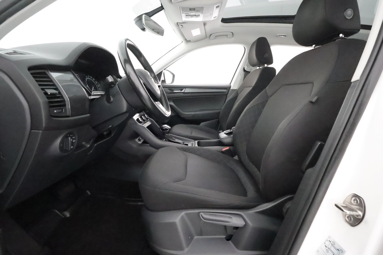 Skoda Kodiaq 2018 2,0 TDI 150 Active DSG Autom. **Panorama / koukku / Webasto / P. tutka / Vakkari / AC / Apple&Android / 2x Renkaat**