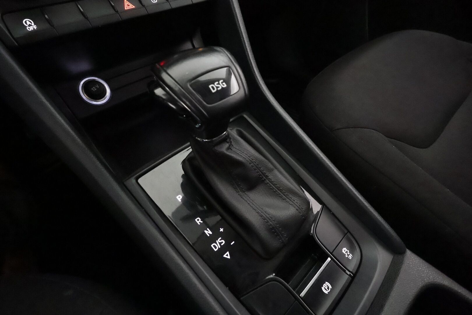 Skoda Kodiaq 2018 2,0 TDI 150 Active DSG Autom. **Panorama / koukku / Webasto / P. tutka / Vakkari / AC / Apple&Android / 2x Renkaat**