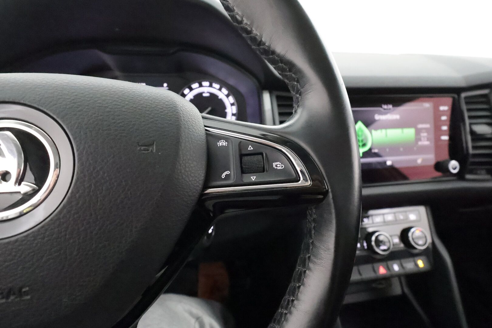 Skoda Kodiaq 2018 2,0 TDI 150 Active DSG Autom. **Panorama / koukku / Webasto / P. tutka / Vakkari / AC / Apple&Android / 2x Renkaat**
