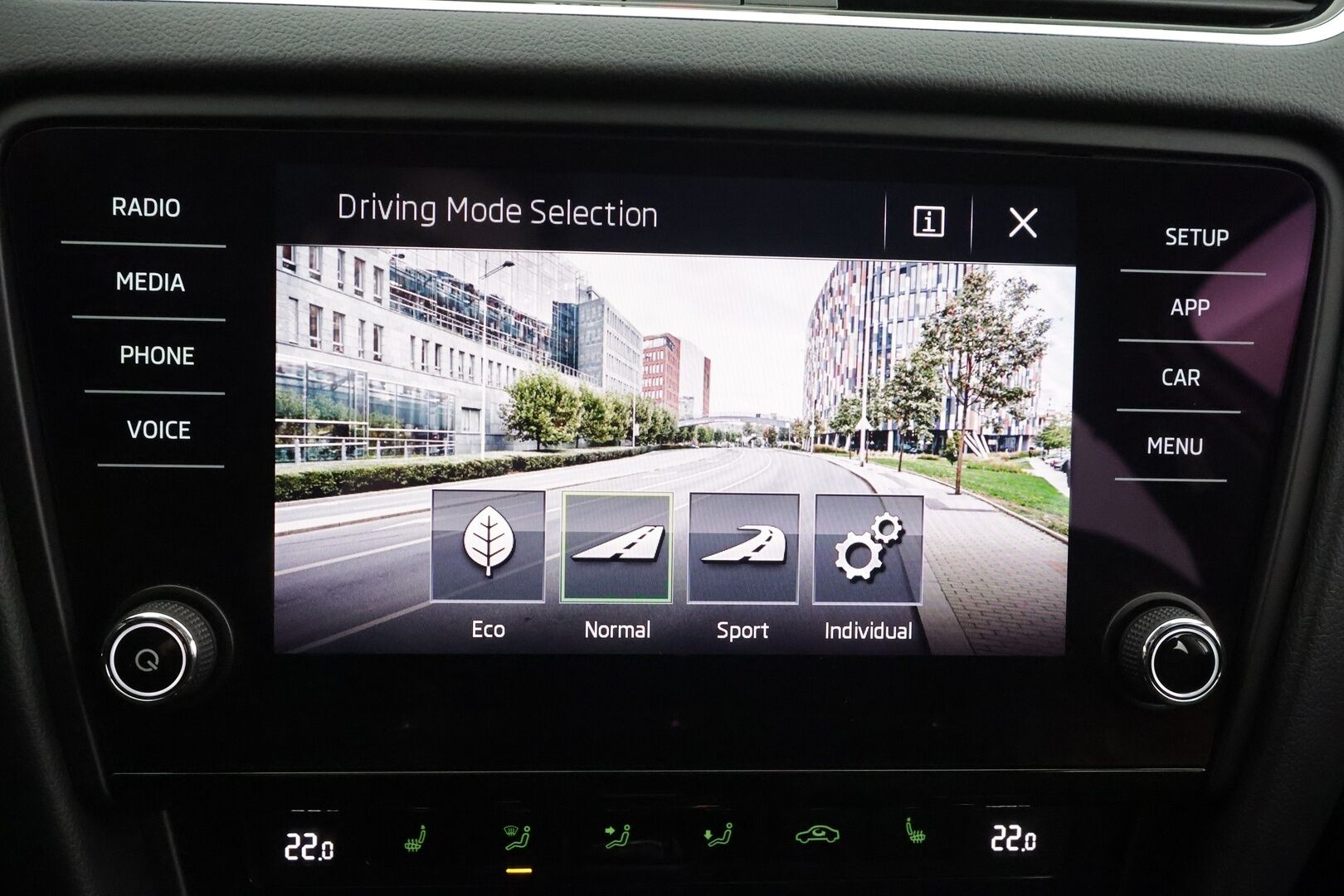 Skoda Octavia 2018 Combi 2,0 TDI 150 4x4 Style * Webasto / P.kamera / LED / Sähköluukku / Keyless / Vakkari / Ratinlämmitin * - 1.Om Suomi-auto / Kahdet renkaat aluvanteilla / Huippusiisti