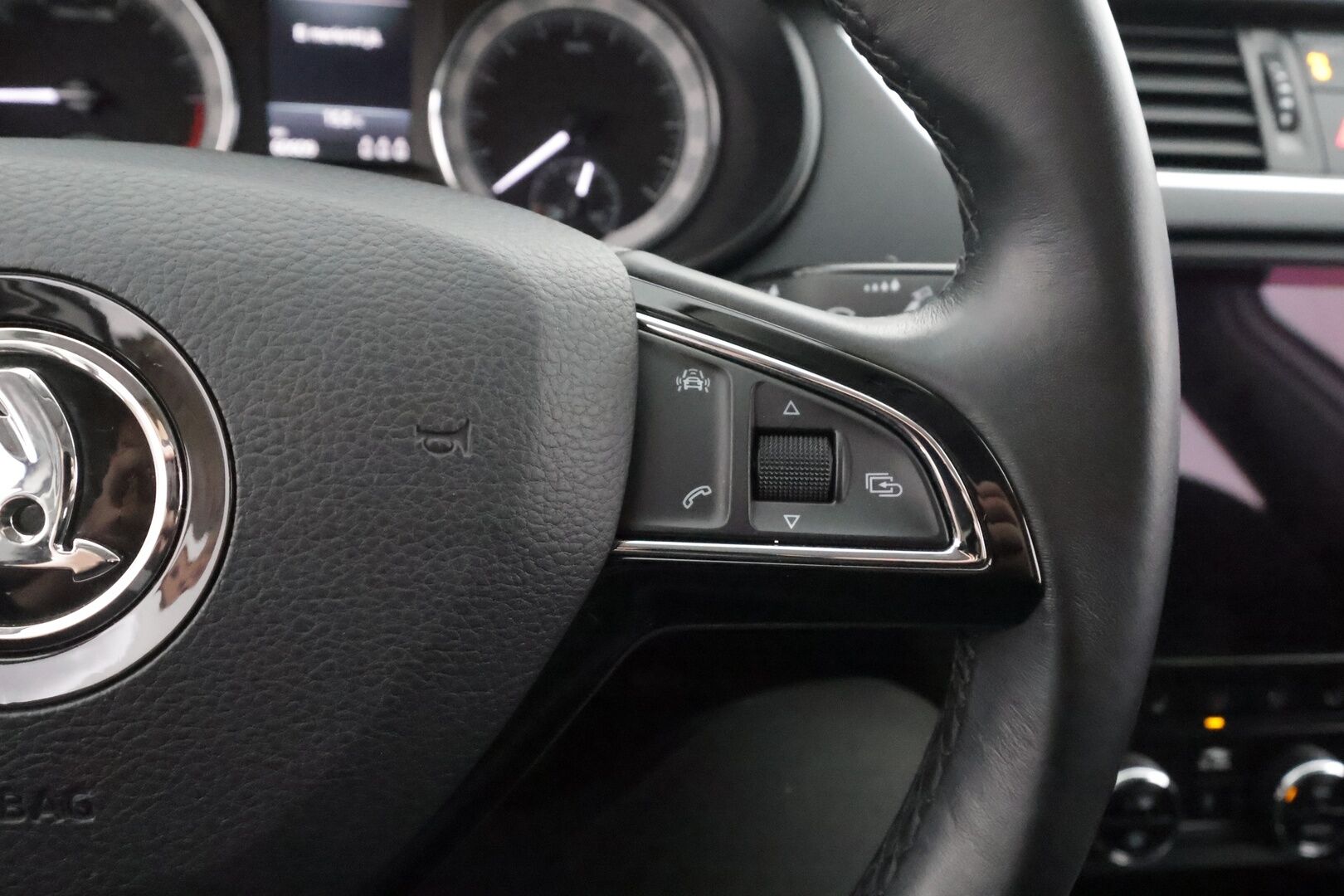 Skoda Octavia 2018 Combi 2,0 TDI 150 4x4 Style * Webasto / P.kamera / LED / Sähköluukku / Keyless / Vakkari / Ratinlämmitin * - 1.Om Suomi-auto / Kahdet renkaat aluvanteilla / Huippusiisti