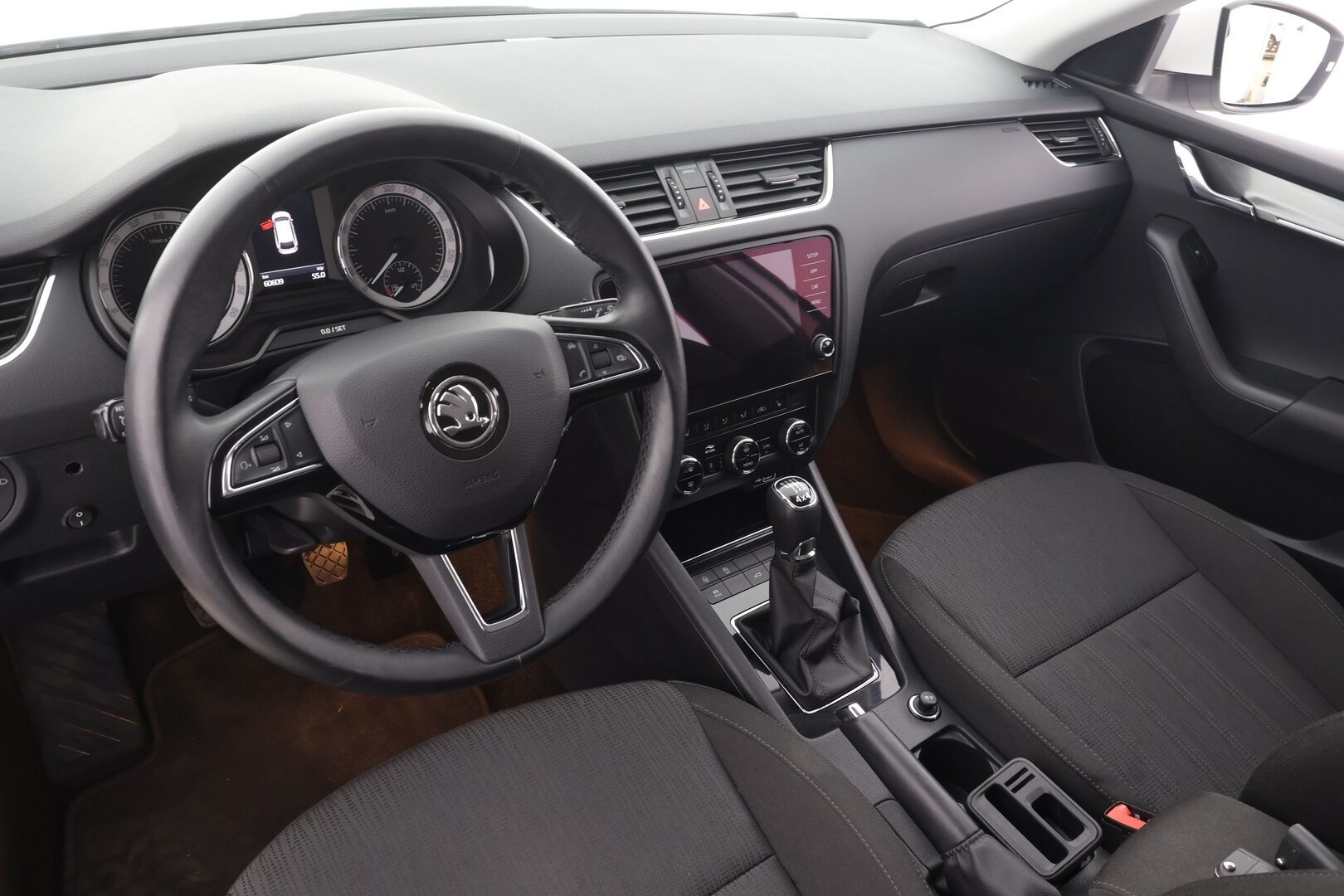 Skoda Octavia 2018 Combi 2,0 TDI 150 4x4 Style * Webasto / P.kamera / LED / Sähköluukku / Keyless / Vakkari / Ratinlämmitin * - 1.Om Suomi-auto / Kahdet renkaat aluvanteilla / Huippusiisti