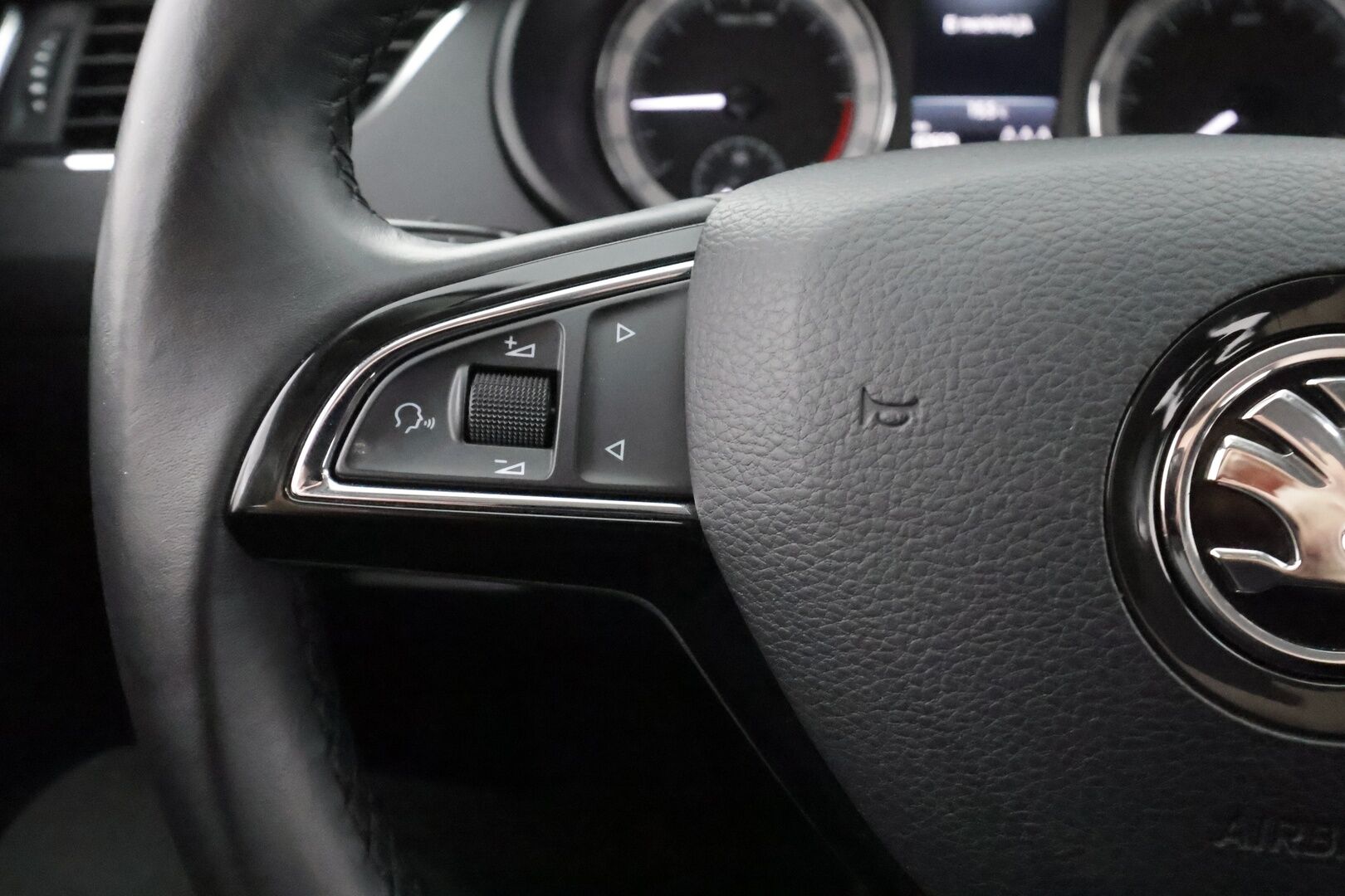 Skoda Octavia 2018 Combi 2,0 TDI 150 4x4 Style * Webasto / P.kamera / LED / Sähköluukku / Keyless / Vakkari / Ratinlämmitin * - 1.Om Suomi-auto / Kahdet renkaat aluvanteilla / Huippusiisti