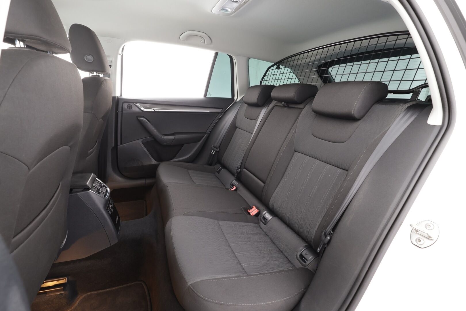 Skoda Octavia 2018 Combi 2,0 TDI 150 4x4 Style * Webasto / P.kamera / LED / Sähköluukku / Keyless / Vakkari / Ratinlämmitin * - 1.Om Suomi-auto / Kahdet renkaat aluvanteilla / Huippusiisti