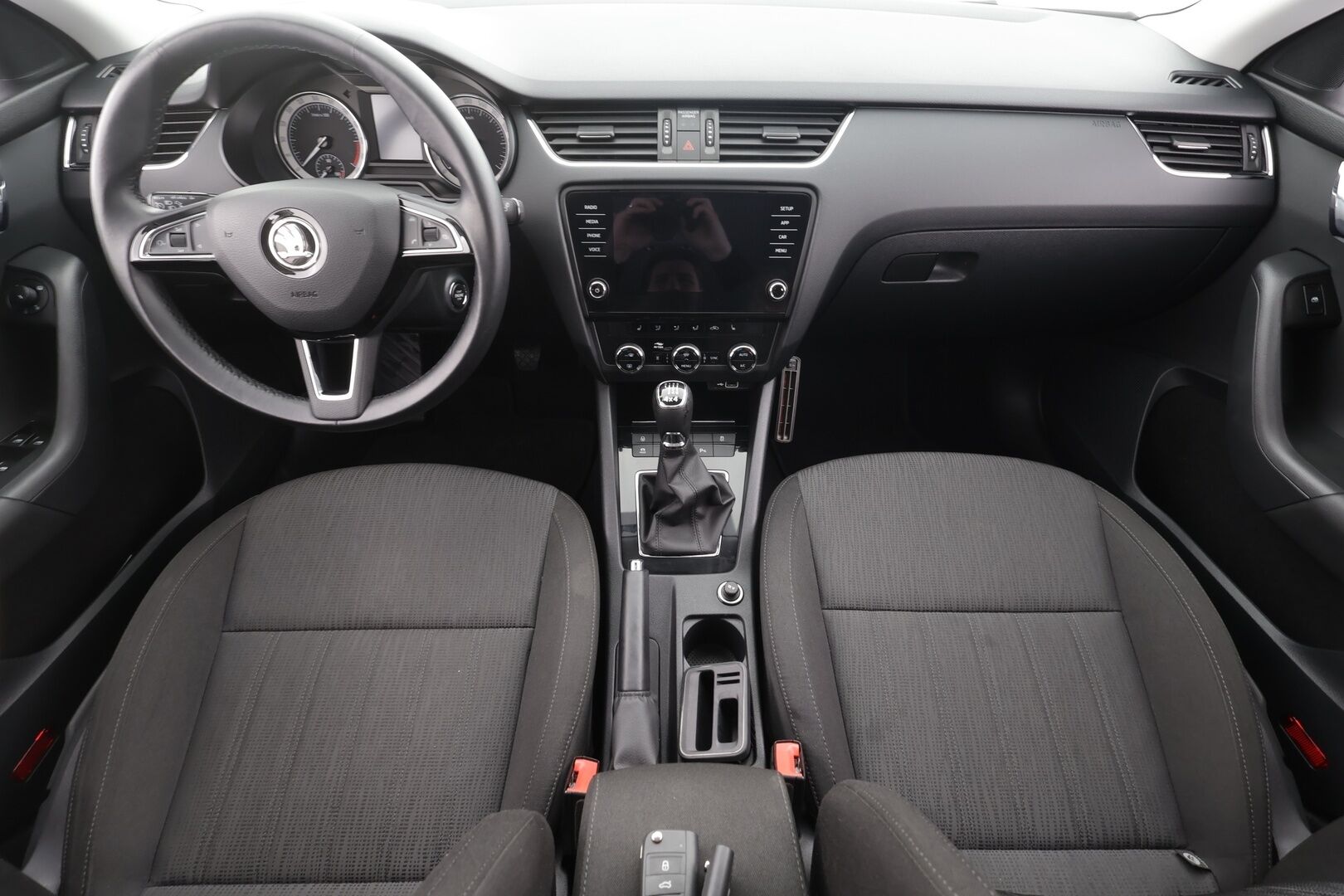 Skoda Octavia 2018 Combi 2,0 TDI 150 4x4 Style * Webasto / P.kamera / LED / Sähköluukku / Keyless / Vakkari / Ratinlämmitin * - 1.Om Suomi-auto / Kahdet renkaat aluvanteilla / Huippusiisti