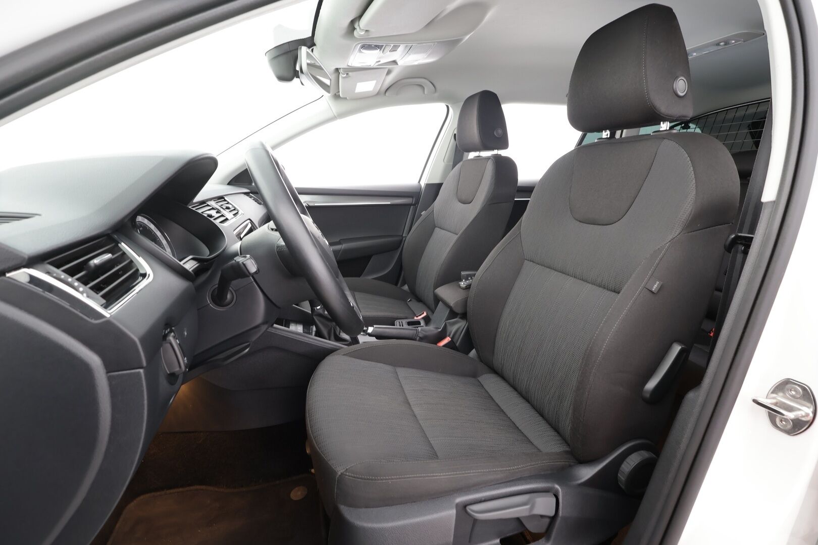 Skoda Octavia 2018 Combi 2,0 TDI 150 4x4 Style * Webasto / P.kamera / LED / Sähköluukku / Keyless / Vakkari / Ratinlämmitin * - 1.Om Suomi-auto / Kahdet renkaat aluvanteilla / Huippusiisti