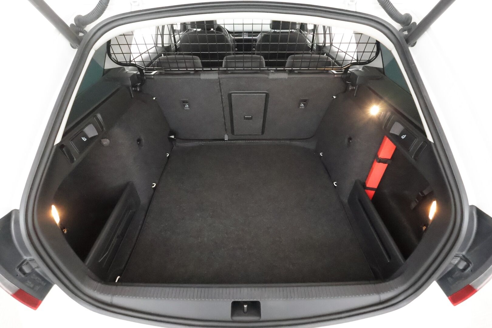 Skoda Octavia 2018 Combi 2,0 TDI 150 4x4 Style * Webasto / P.kamera / LED / Sähköluukku / Keyless / Vakkari / Ratinlämmitin * - 1.Om Suomi-auto / Kahdet renkaat aluvanteilla / Huippusiisti