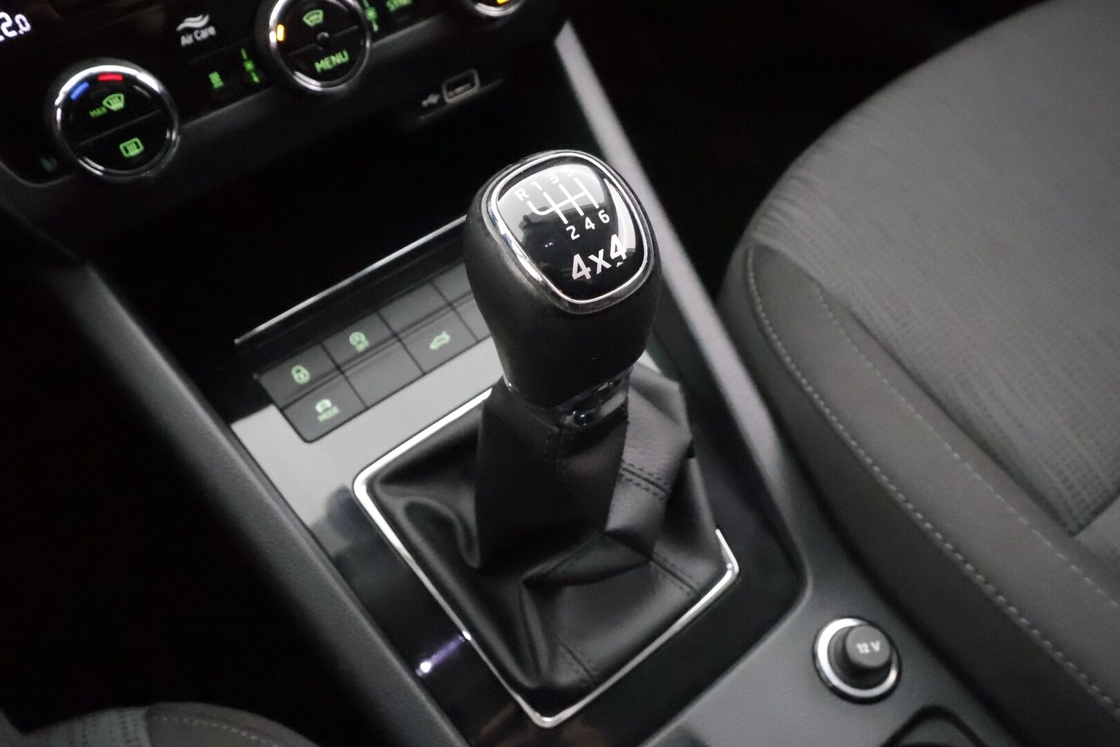 Skoda Octavia 2018 Combi 2,0 TDI 150 4x4 Style * Webasto / P.kamera / LED / Sähköluukku / Keyless / Vakkari / Ratinlämmitin * - 1.Om Suomi-auto / Kahdet renkaat aluvanteilla / Huippusiisti