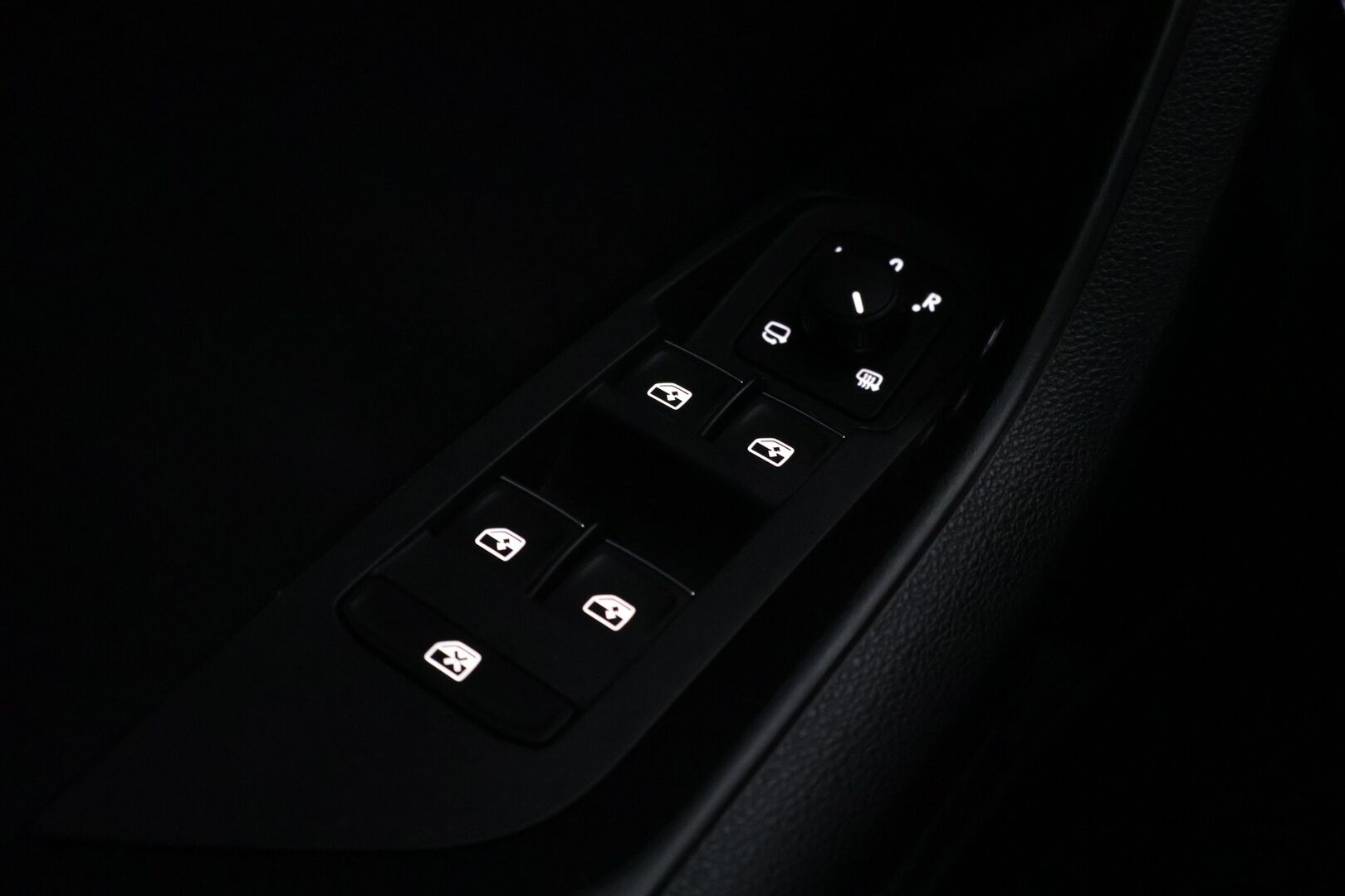 Skoda Karoq 2018 2,0 TDI 150 4x4 Style DSG - | Webasto | ACC | Koukku | Peruutuskamera | LED-valot | Kaukovaloautomatiikka | Tutkat |