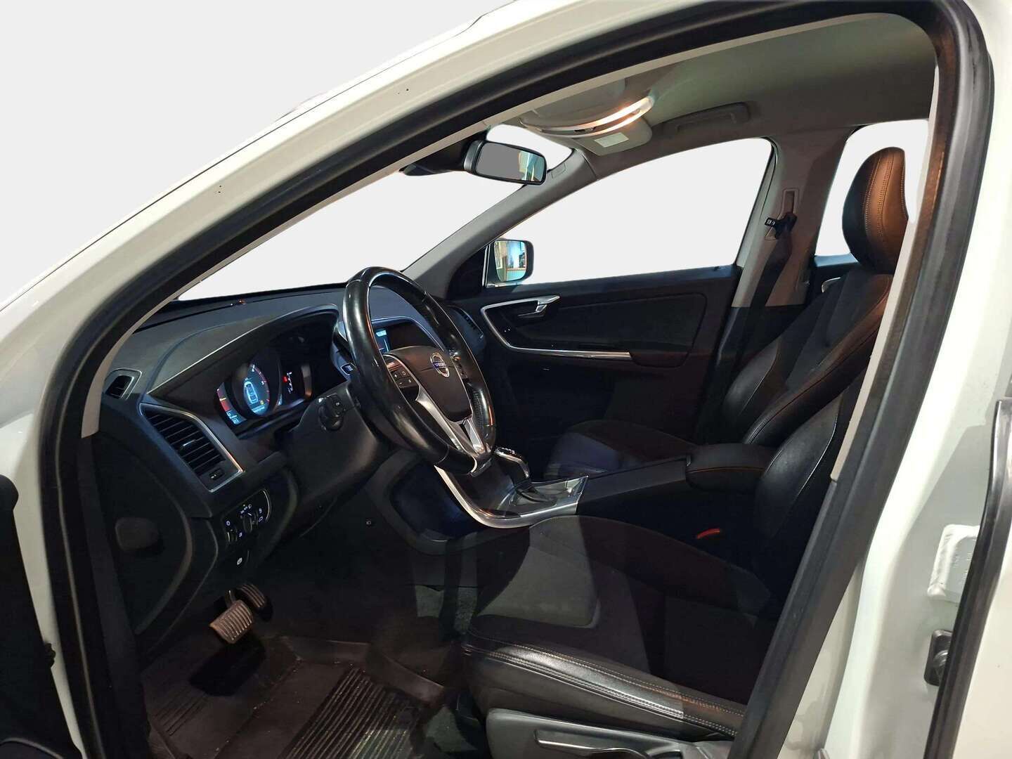 Volvo XC60 2016 D4 AWD Momentum aut - Webasto | Vetokoukku | Vakkari | Puolinahat | Navigointi | Ratinlämmitin  LED-lisävalo | Juuri saapunut!