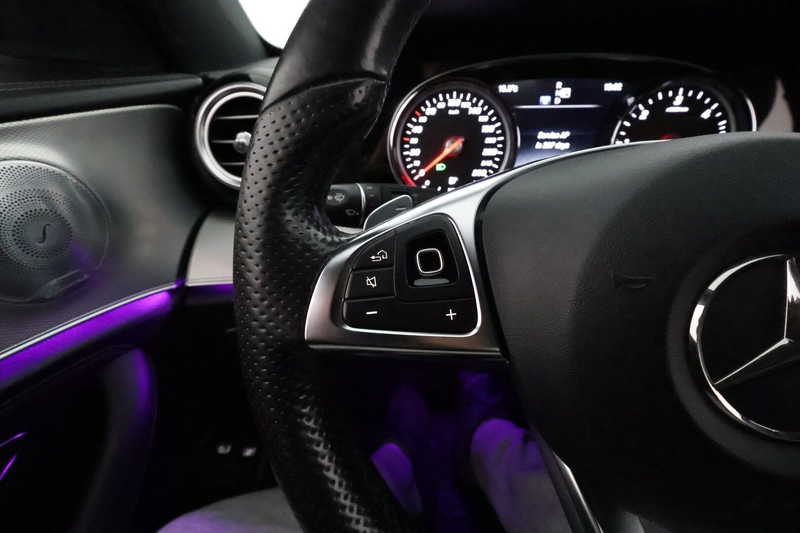 Mercedes-Benz E 2016 220d T A Premium Business AMG **Vakkari / Koukku / 360° / Burmester / Nahka-Alcantara / Multibeam LED**