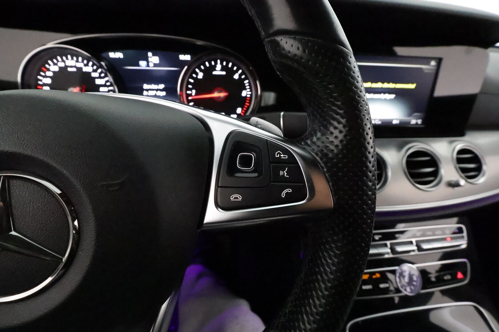 Mercedes-Benz E 2016 220d T A Premium Business AMG **Vakkari / Koukku / 360° / Burmester / Nahka-Alcantara / Multibeam LED**